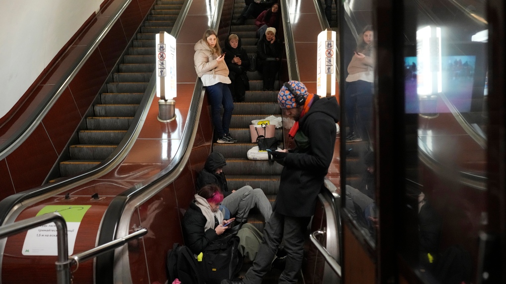 Des personnes se reposent dans la station de métro utilisée comme abri anti-bombes lors d'une attaque à la roquette à Kyiv, en Ukraine, le jeudi 29 décembre 2022.