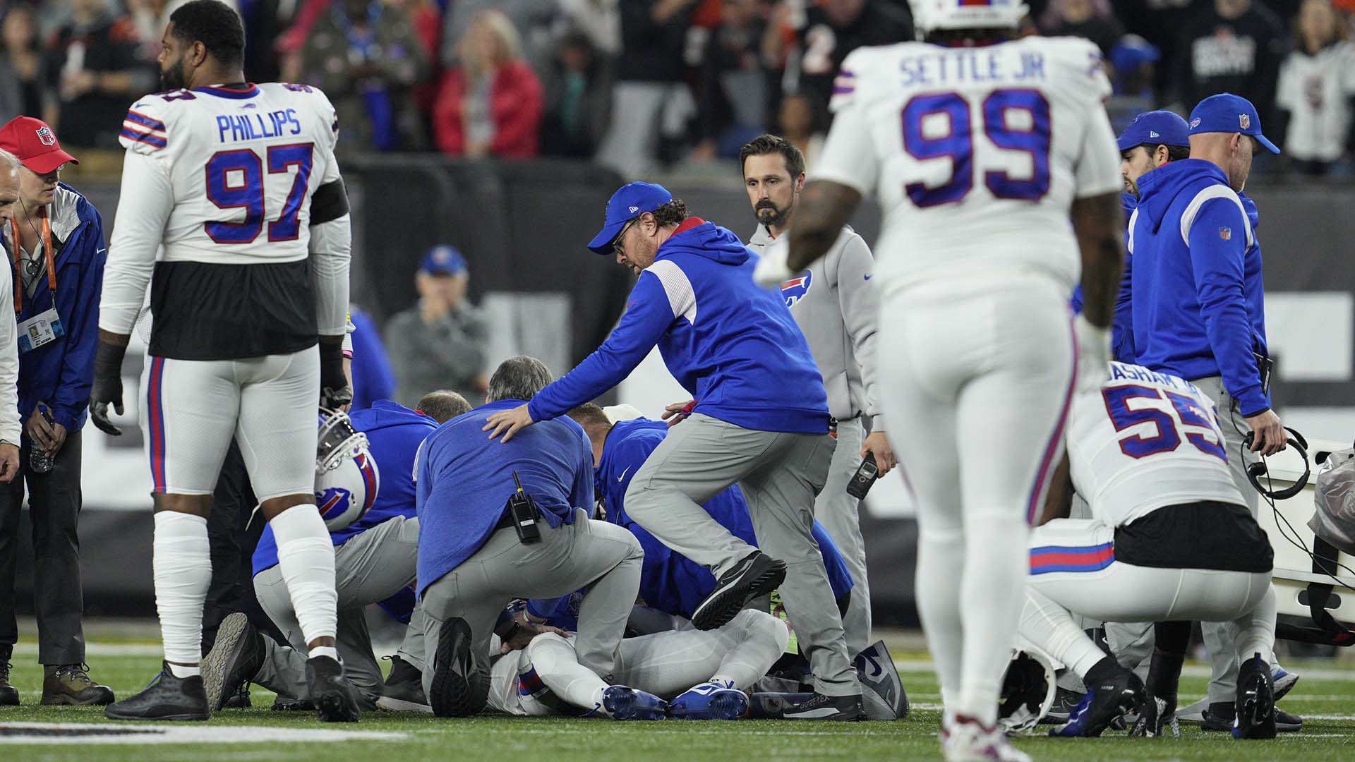 Du personnel s'est précipité au secours de Damar Hamlin après l'arrêt cardiaque du demi de sûreté des Bills de Buffalo à Cincinnati en plein match contre les Bengals, en janvier 2023.