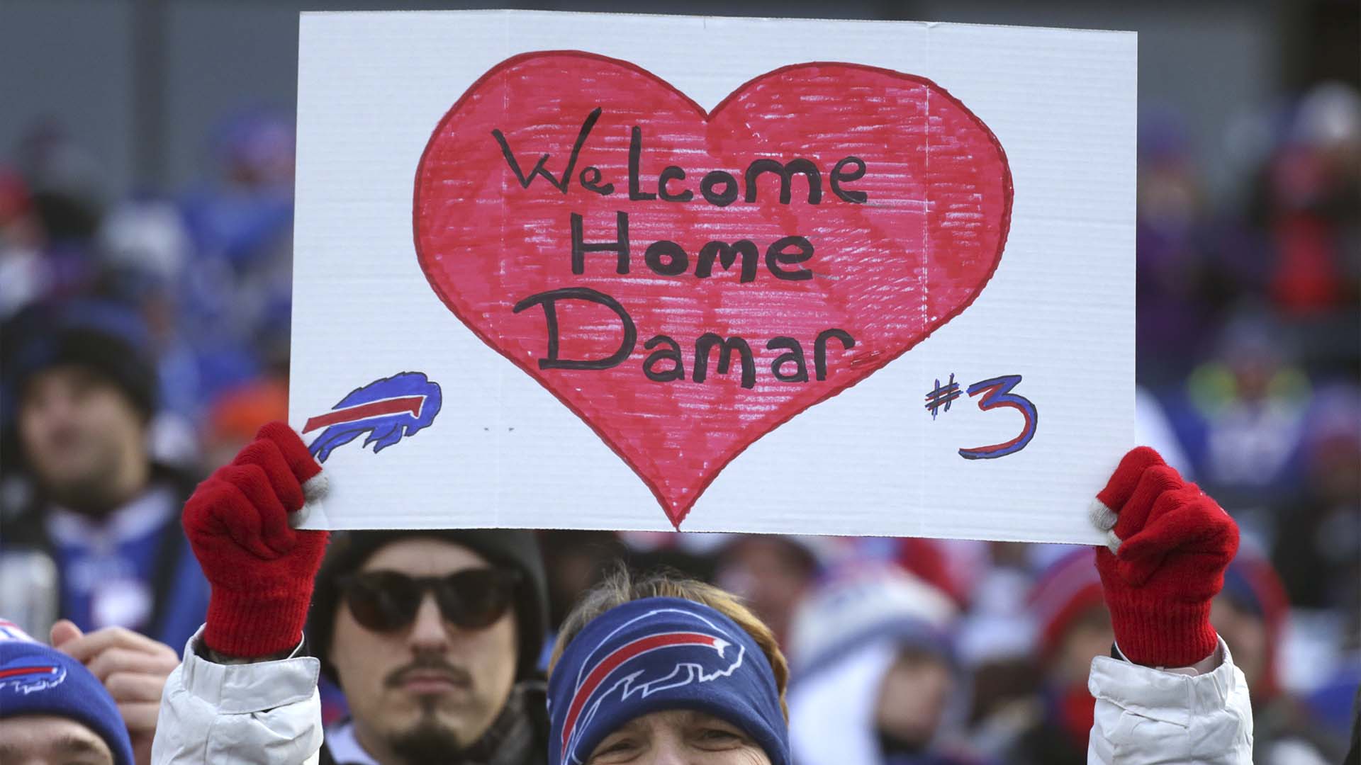 Un fan des Buffalo Bills brandit une pancarte de soutien à Damar Hamlin le 15 janvier 2023.