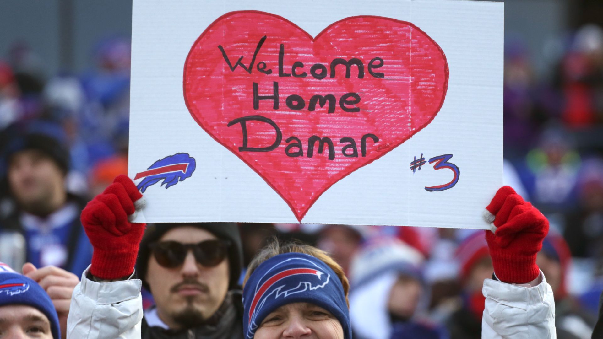 Les Bills ont publié une vidéo sur Instagram et Twitter montrant apparemment Hamlin arrivant au vestiaire de l'équipe, et le message «Bienvenue à la maison, Damar».