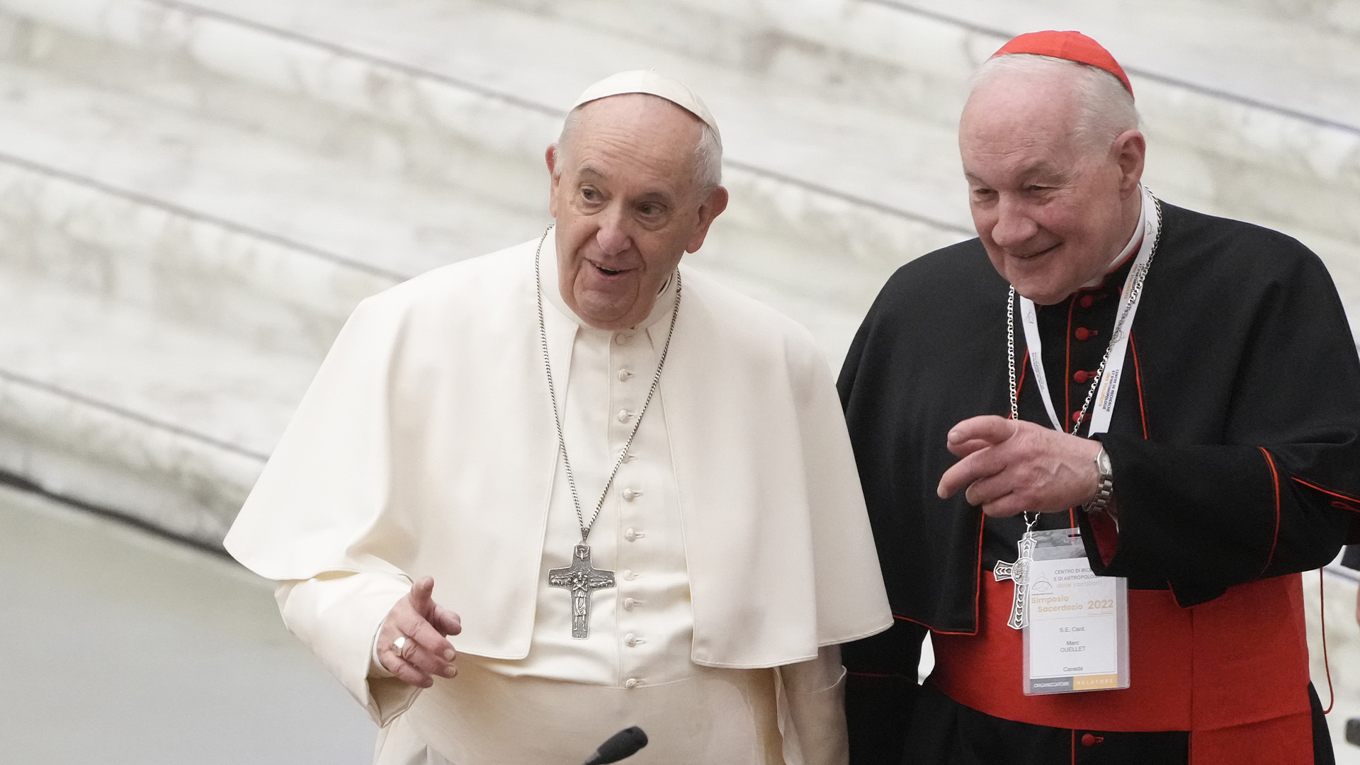 Le pape François, à gauche, et le cardinal Marc Ouellet arrivent à l'ouverture d'un symposium de trois jours sur les vocations dans la salle Paul VI du Vatican, le jeudi 17 février 2022.