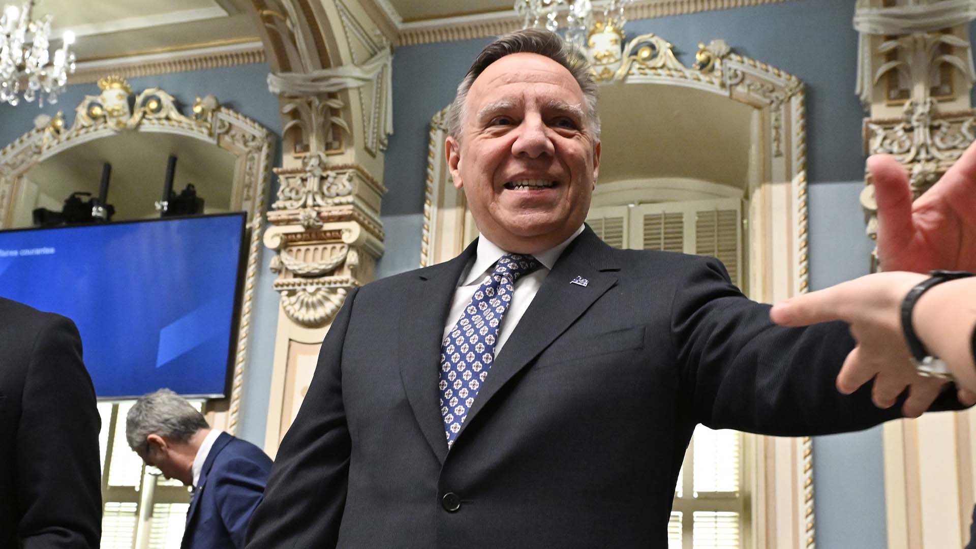 Le premier ministre du Québec, François Legault, reçoit une poignée de main à la reprise des travaux de l'Assemblée nationale, le 31 janvier 2023.