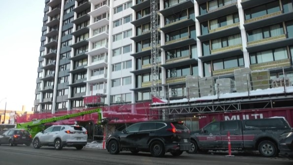 L'immeuble d'appartements du 6550, rue Sherbrooke Ouest devra dégager le stationnement souterrain pendant au moins six mois en raison de réparations, laissant certains locataires se démener pour trouver d'autres options.