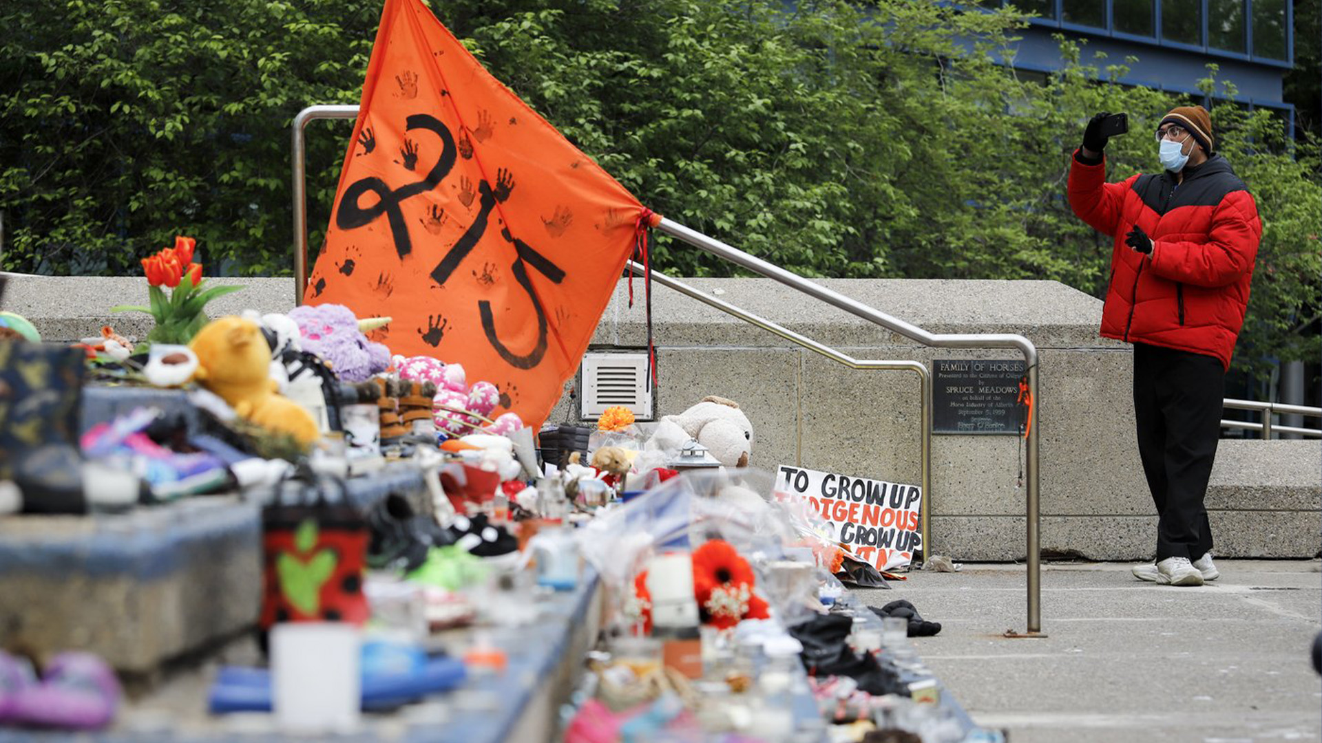 Un mémorial à la mémoire des 215 tombes anonymes trouvées au pensionnat indien de Kamloops à Kamloops, en Colombie-Britannique, pousse sur les marches de l'hôtel de ville de Calgary, en Alberta, le mardi 8 juin 2021.