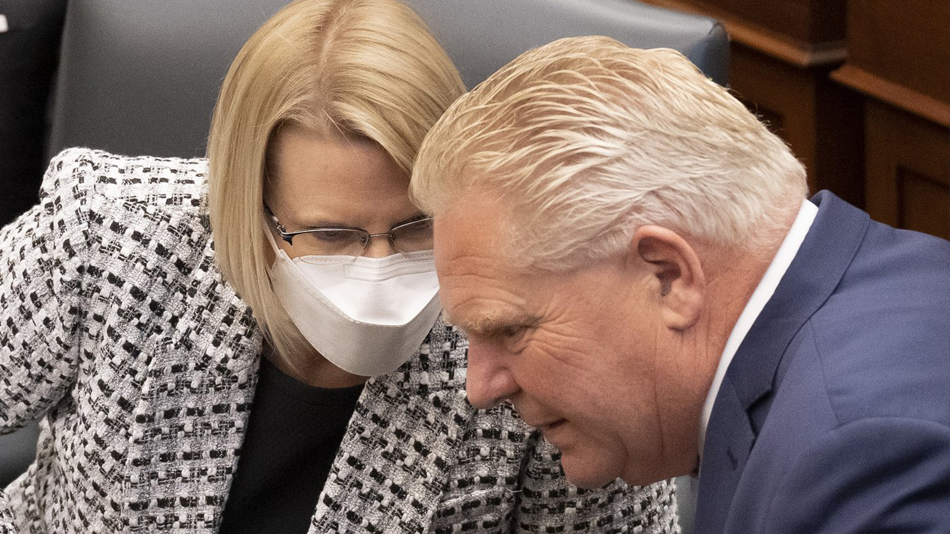 La ministre de la Santé de l'Ontario, Sylvia Jones (à gauche), s'entretient avec le premier ministre Doug Ford alors qu'ils assistent à la période des questions à l'Assemblée législative de Queens Park, à Toronto, le lundi 14 novembre 2022. Le premier ministre et le ministre de la Santé de l'Ontario déclarent que la province acceptera toute nouvelle dépense et les investissements du gouvernement fédéral dans les soins de santé, mais ils s'inquiètent des échéanciers du financement offert par Ottawa.