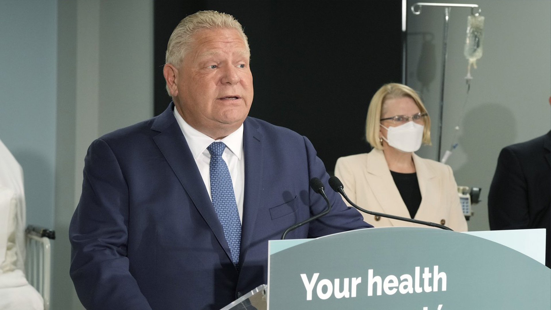 Le premier ministre de l'Ontario, Doug Ford, fait une annonce sur les soins de santé dans la province avec la ministre de la Santé, Sylvia Jones, à Toronto, le lundi 16 janvier 2023.