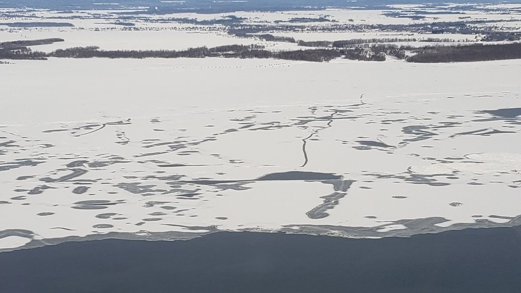 La glace du fleuve Saint-Laurent est déjà faible et fissurée à plusieurs endroits.