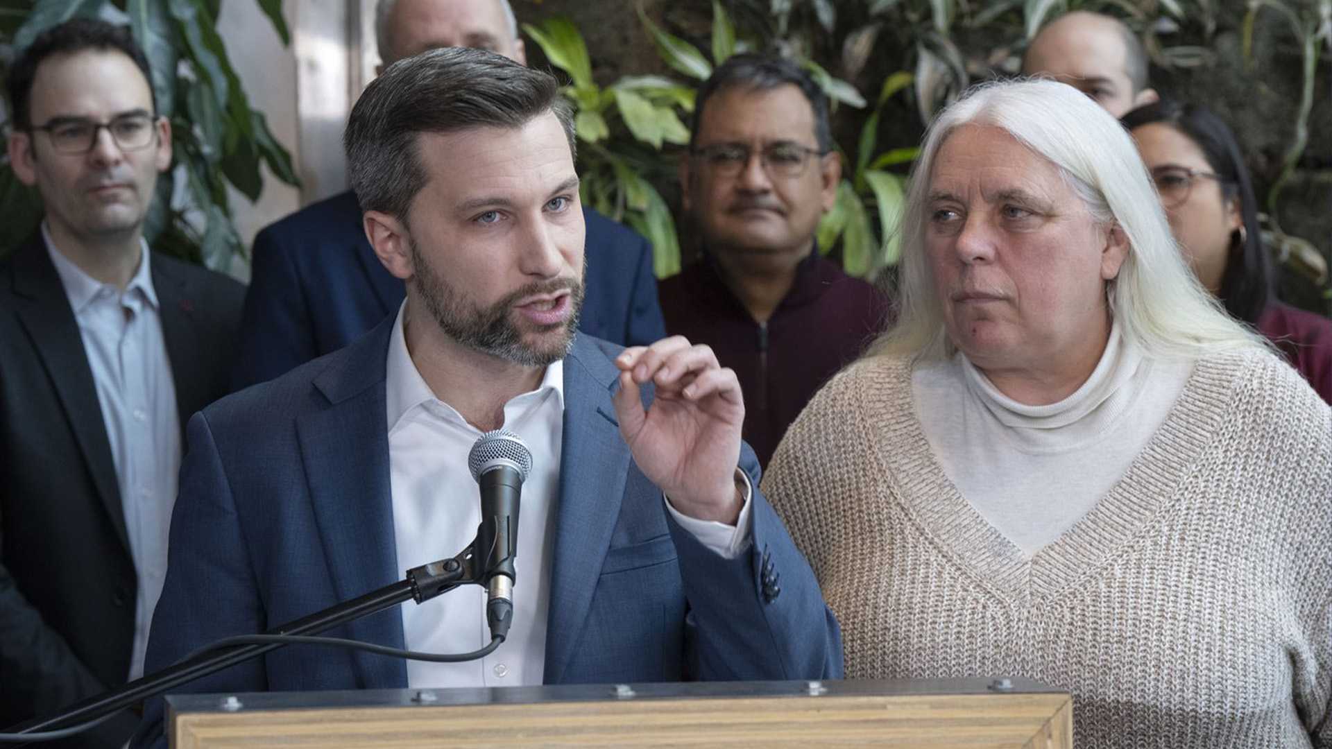 Les co-porte-parole de Québec solidaire Gabriel Nadeau-Dubois et Manon Masse s'adressent aux médias après la réunion du caucus du parti, le lundi 23 janvier 2023 à Montréal.