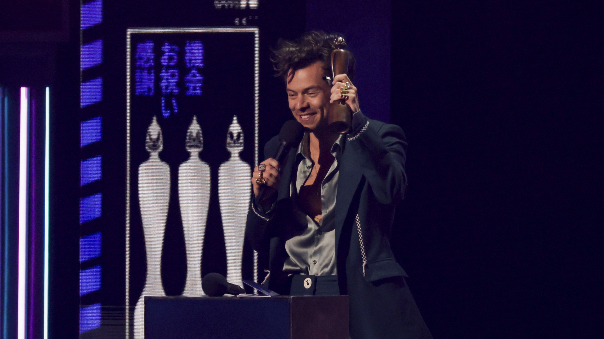 Styles a notamment mis la main sur le prix de l'album de l'année pour «Harry's House», moins d'une semaine après avoir reçu la même distinction aux prix Grammy, dimanche dernier.