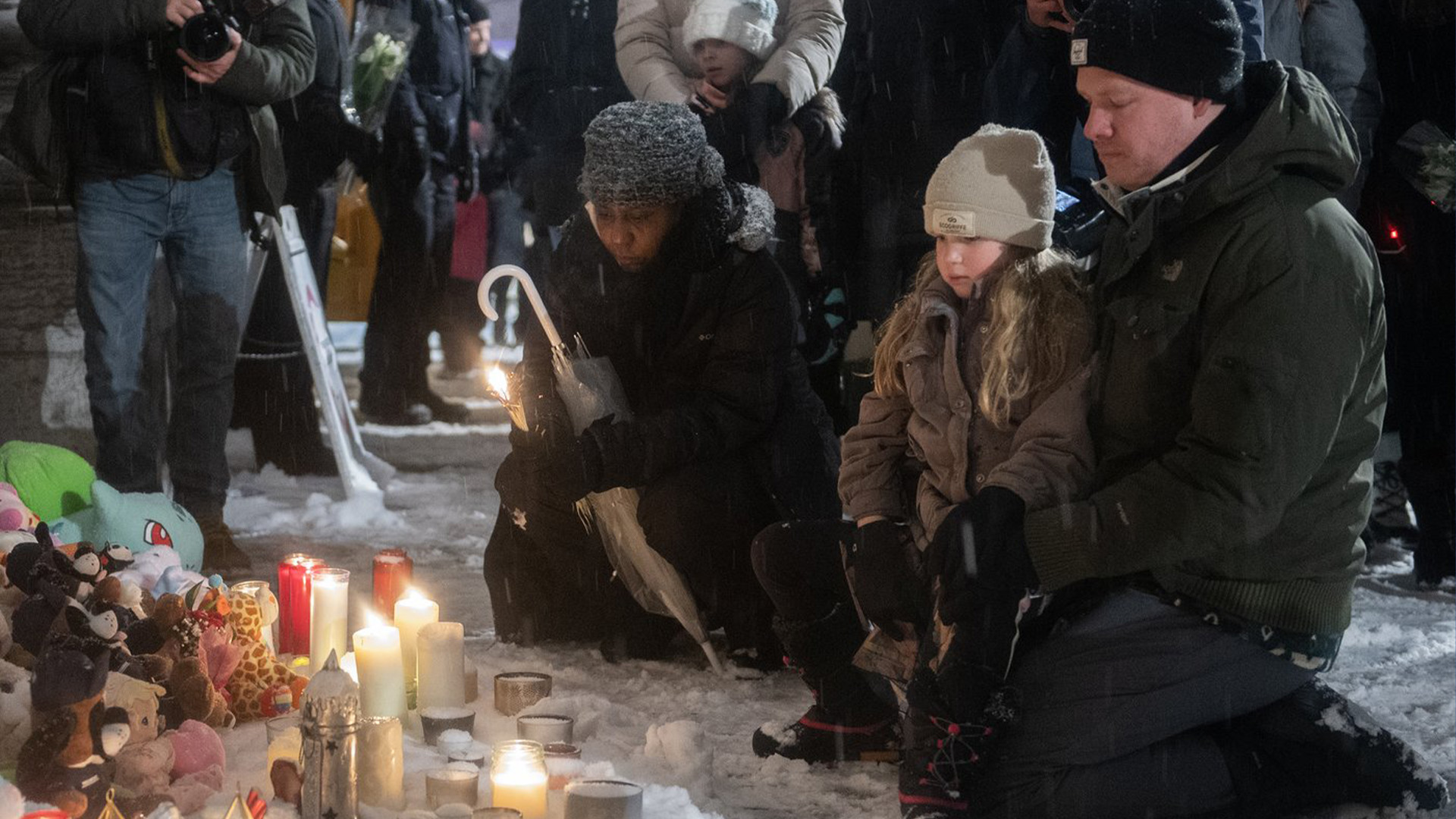 Les gens assistent à une veillée dans une église près du site d'une garderie où deux enfants ont perdu la vie après qu'un autobus de la ville s'est écrasé dans le bâtiment à Laval, au Québec, le jeudi 9 février 2023.