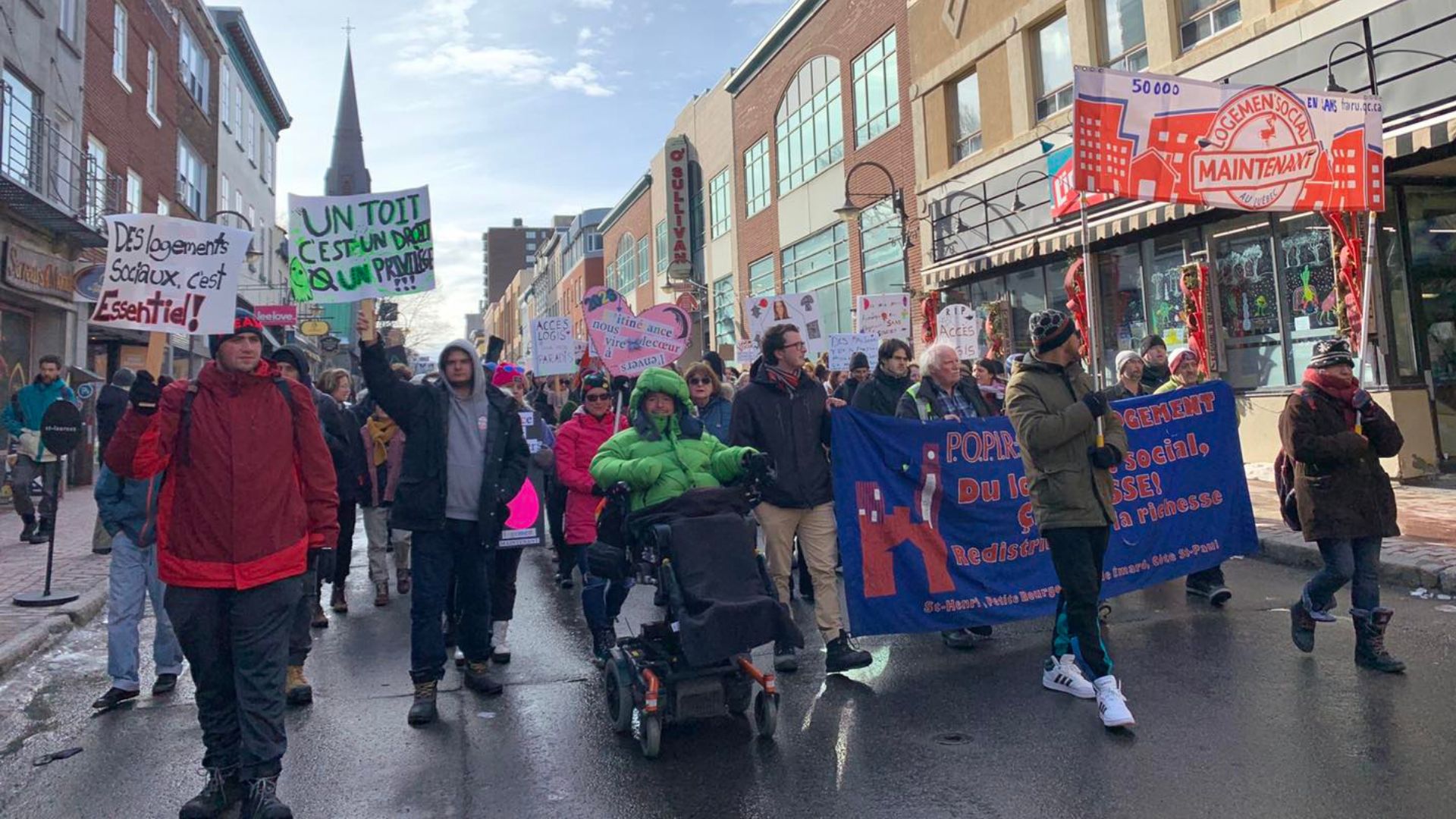 Des dizaines de personnes ont défilé dans les rues de Québec afin de manifester pour de meilleures mesures dans le but de régler la crise de logement. 