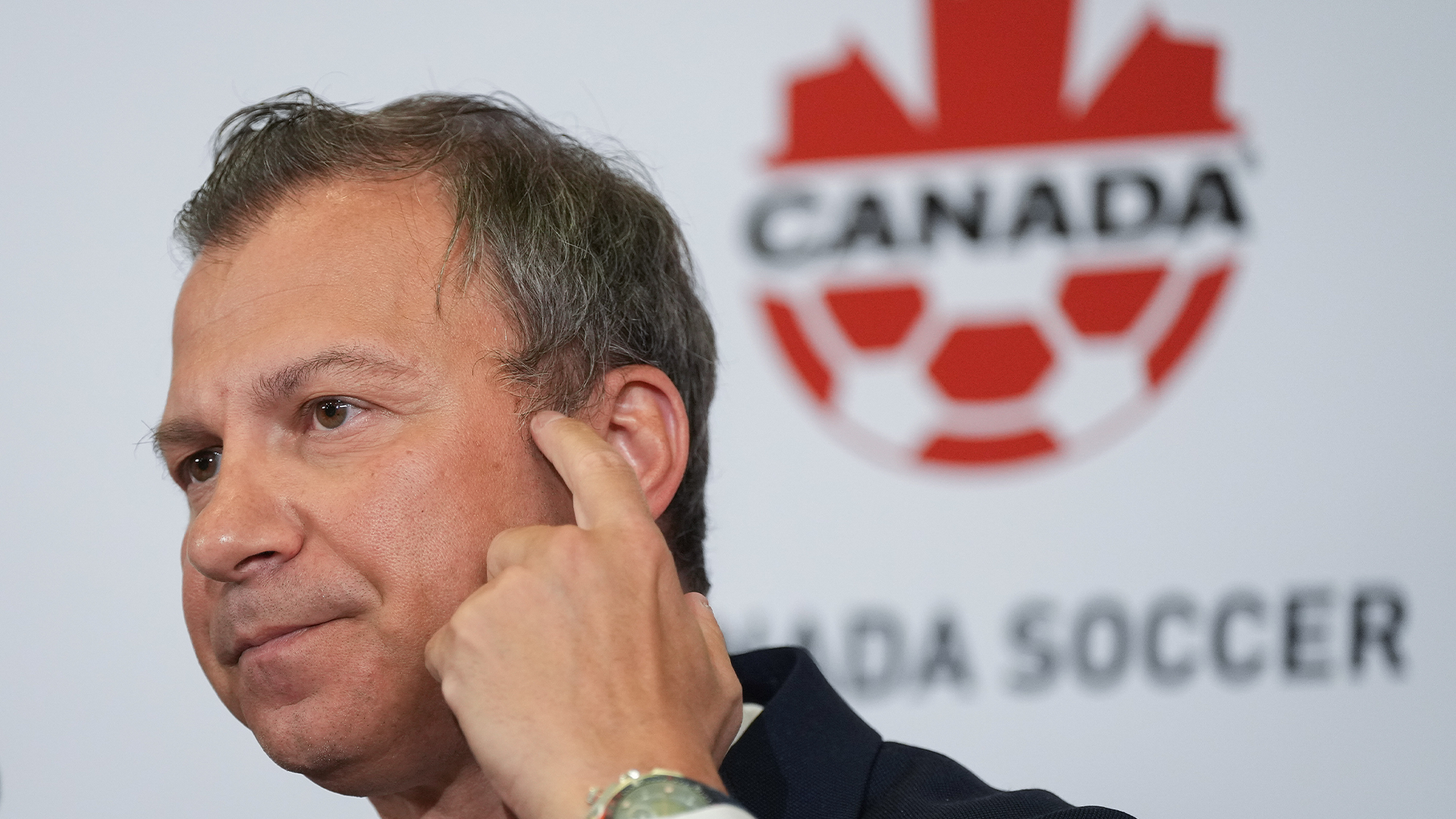 Le président de Soccer Canada Nick Bontis a remis sa démission, avouant qu'un changement de direction est nécessaire afin de retrouver un climat de travail pacifique.