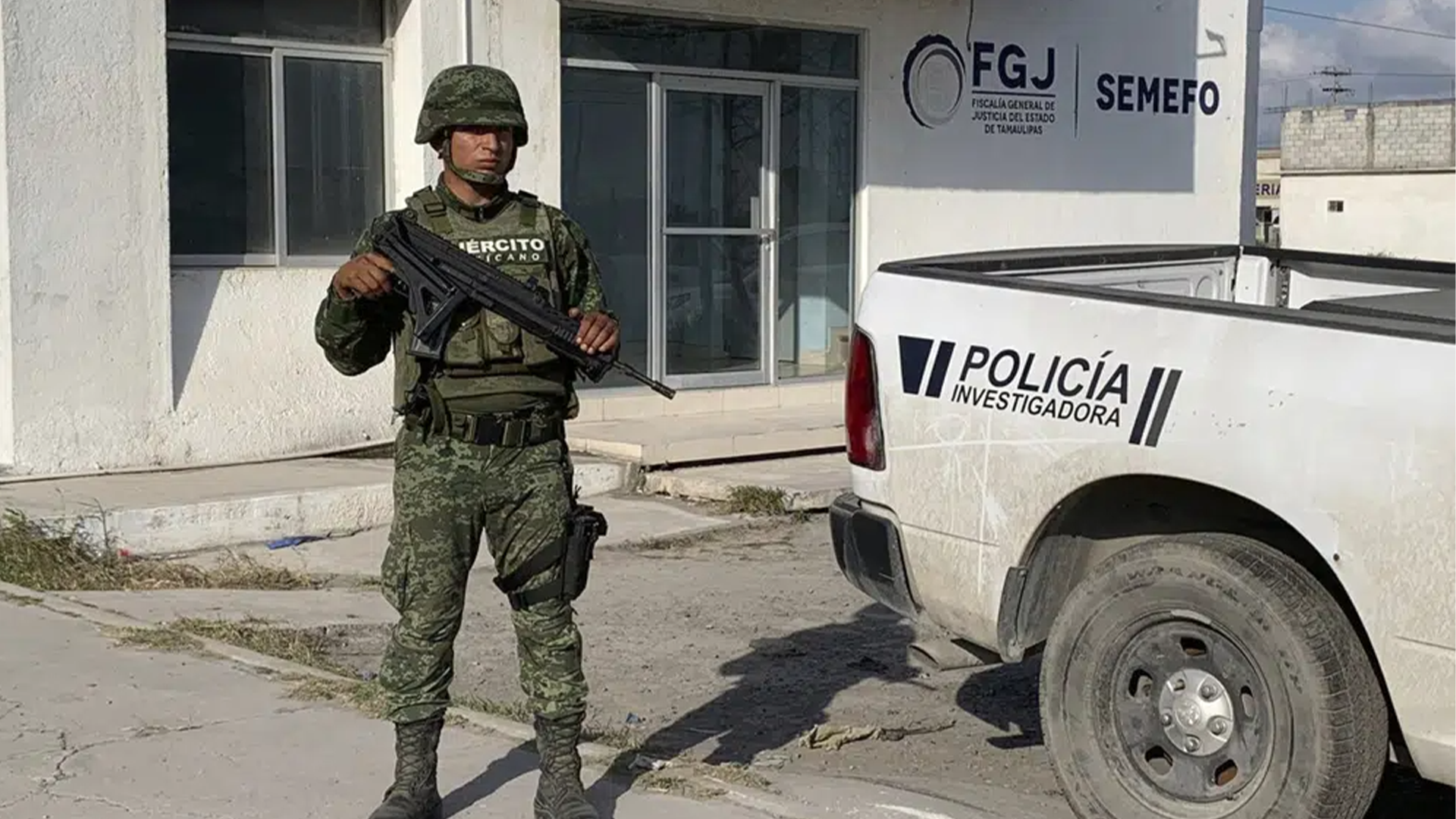 Un soldat de l'armée mexicaine garde les bureaux du procureur de l'État de Tamaulipas à Matamoros, au Mexique, le mercredi 8 mars 2023. 