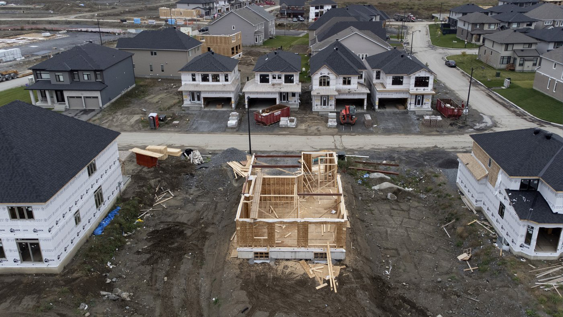 La Société canadienne d'hypothèques et de logement affirme que le rythme annuel des mises en chantier a grimpé de 13 % en février. Sur cette photo prise à l'aide d'un drone, on voit des maisons en construction dans une nouvelle banlieue d'Ottawa, le vendredi 15 octobre 2021.