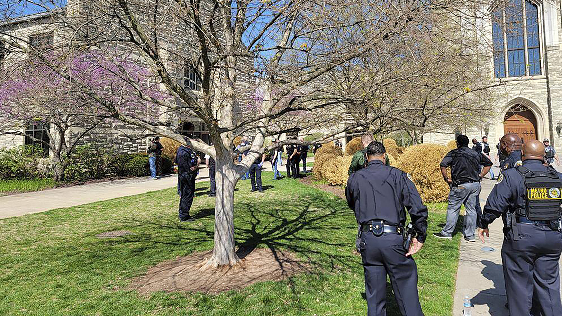 Cette photo fournie par le département de police de Metro Nashville montre des officiers lors d'un événement de «tireur actif» qui a eu lieu à la Covenant School, à Nashville, Tennessee, le lundi 27 mars 2023.