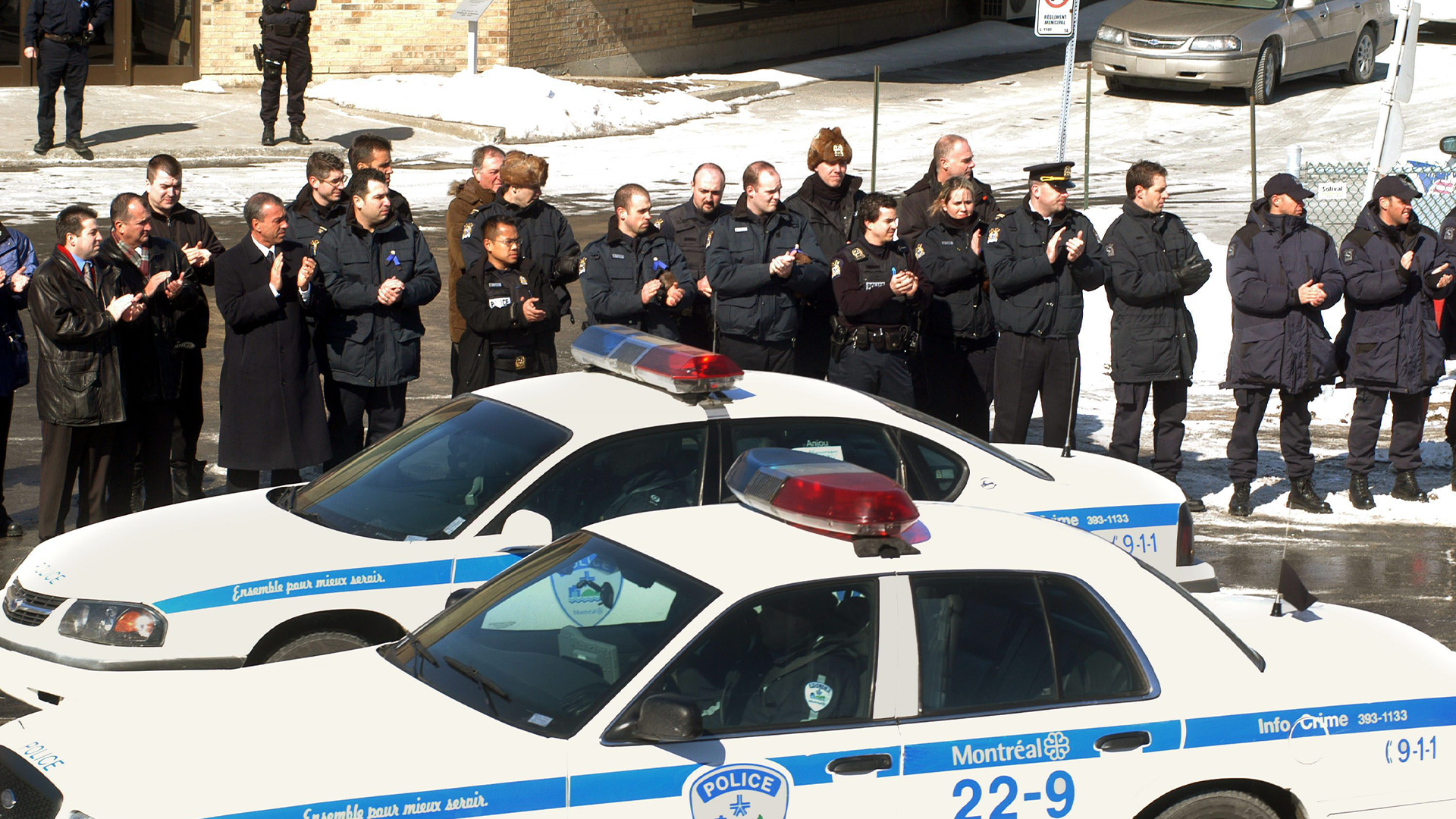 Des policiers rendent hommage au policier mort en fonction Daniel Tessier lors d’une cérémonie à l'extérieur du poste de police Valérie-Gignac à Laval, le jeudi 8 mars 2007.