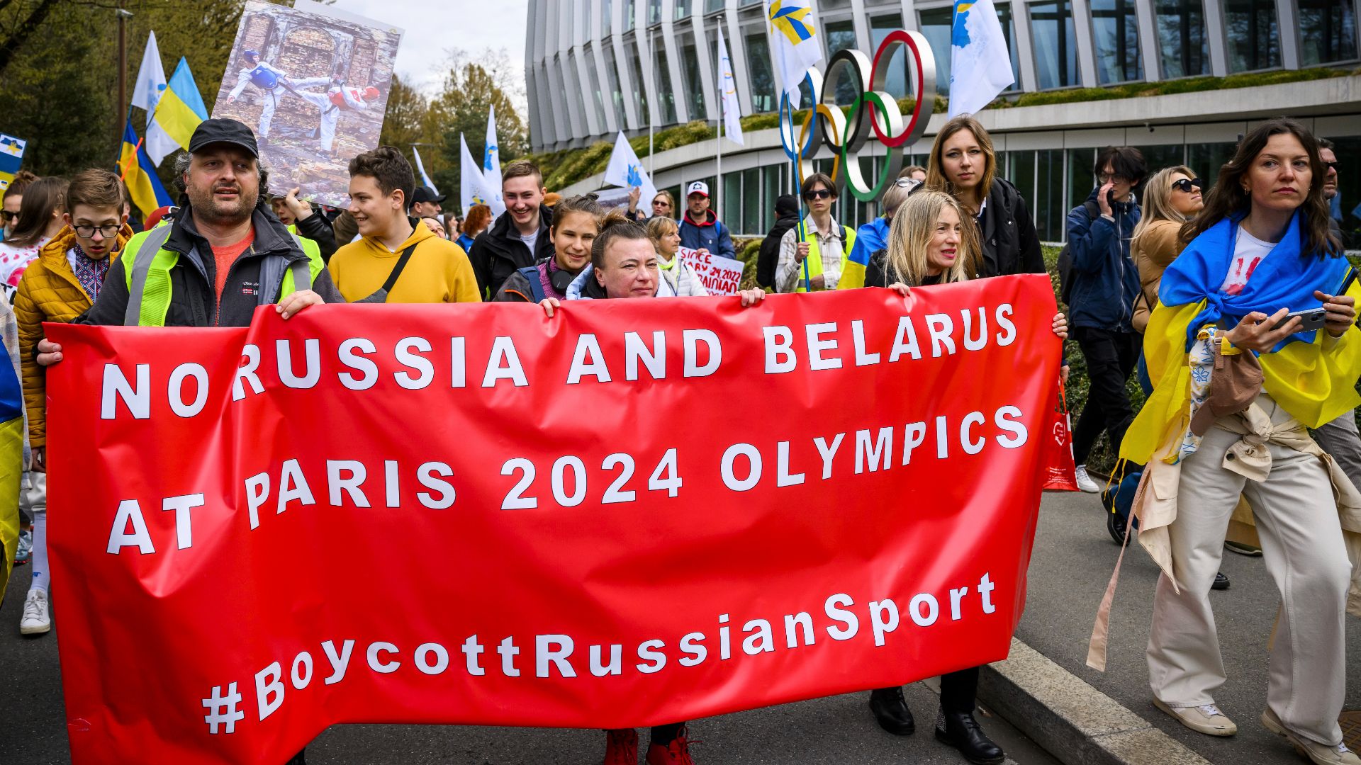 Des manifestants réclament devant le Comité international olympique l'absence de la Russie et de la Biélorussie aux Jeux olympiques de 2024, à Paris.