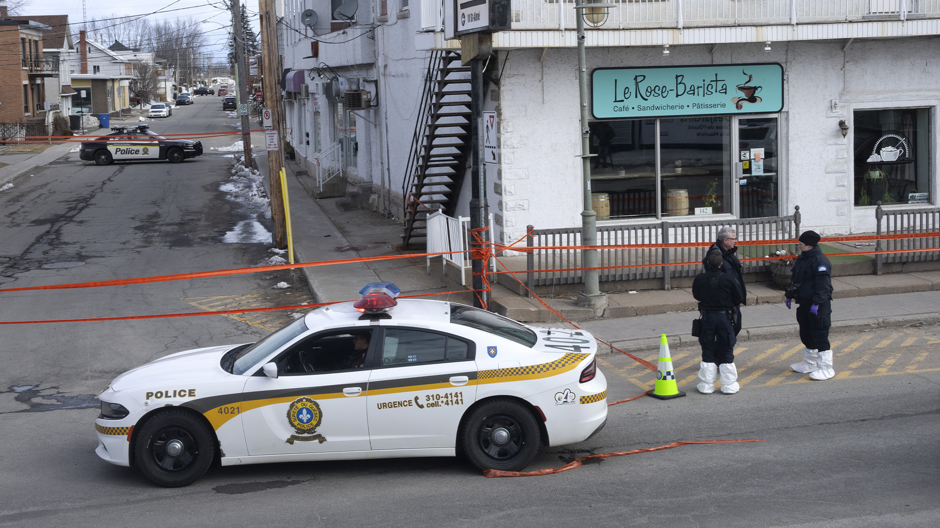 Des enquêteurs examinent la scène à Louiseville, au Québec, le mardi 28 mars 2023.