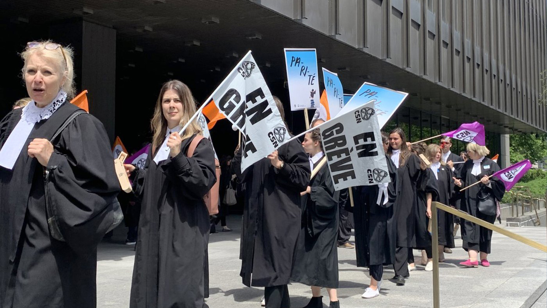 Les avocats de l'aide juridique tiennent une grève d'une demi-journée alors que leurs négociations contractuelles sont dans une impasse, à Montréal le mardi 24 mai 2022.