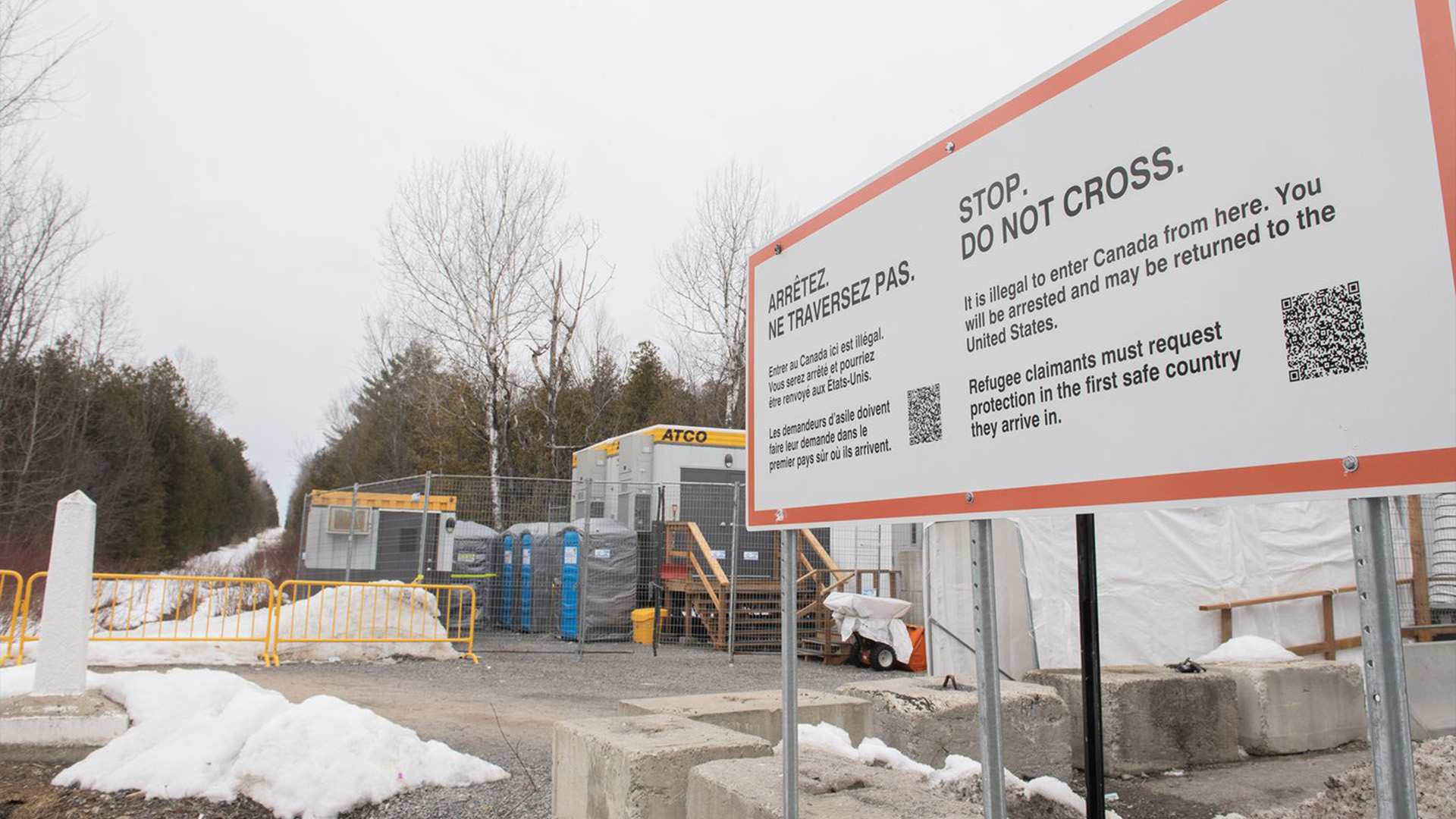 Une affiche indique désormais aux personnes arrivant au points de passage du chemin Roxham, en Montérégie, que leur entrée au Canada par cet endroit est illégale.