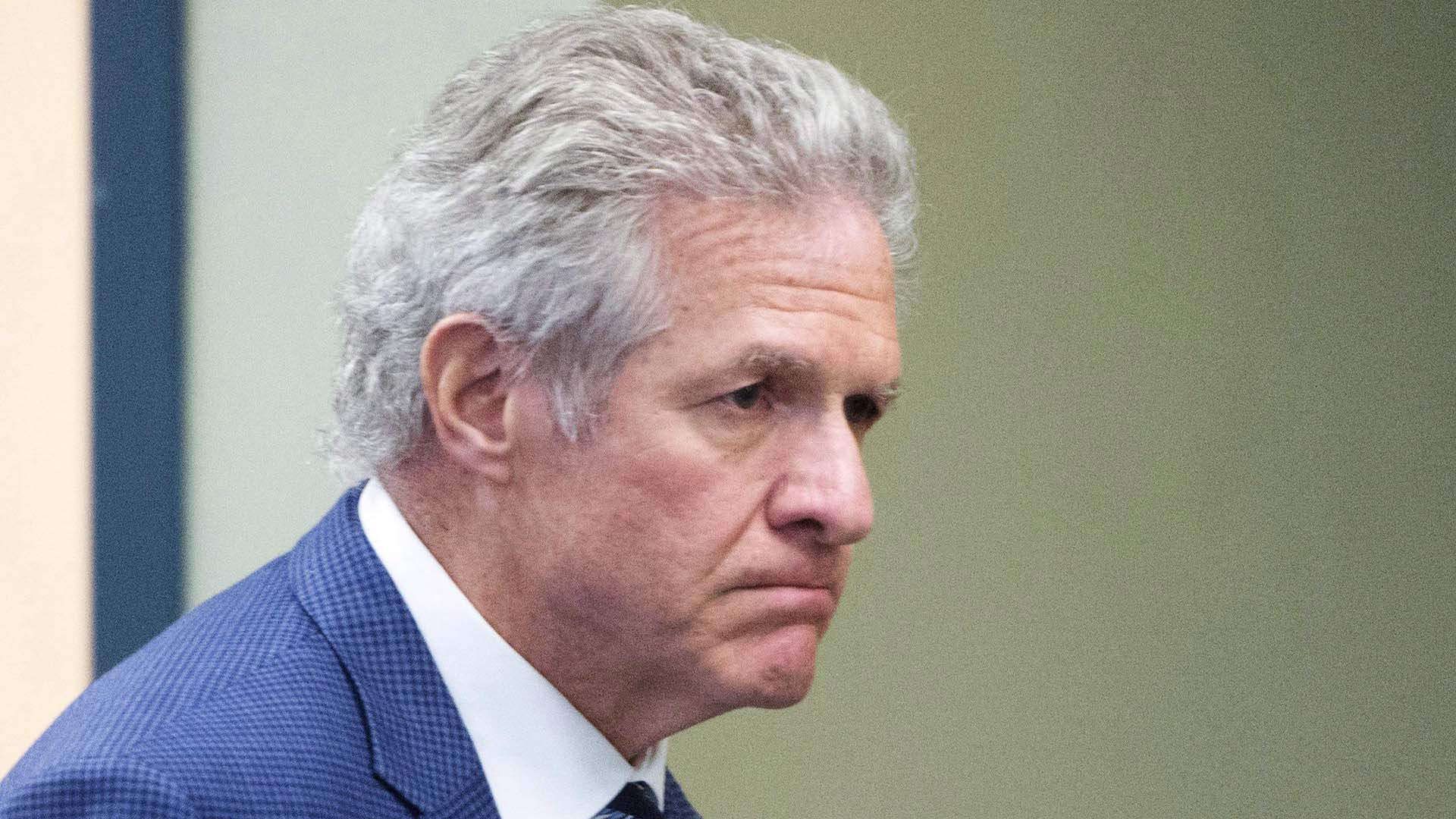 L'ancien magnat de la construction Tony Accurso se rend à la salle d'audience lors de son procès à Laval, au Québec, le 13 novembre 2017.