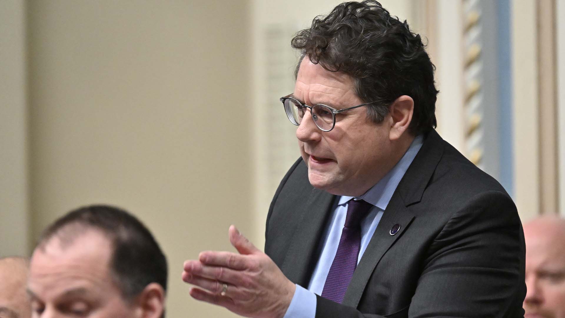 Le ministre de l'Éducation du Québec, Bernard Drainville, répond à l'opposition lors de la période des questions à l'Assemblée nationale, le mercredi 29 mars 2023.