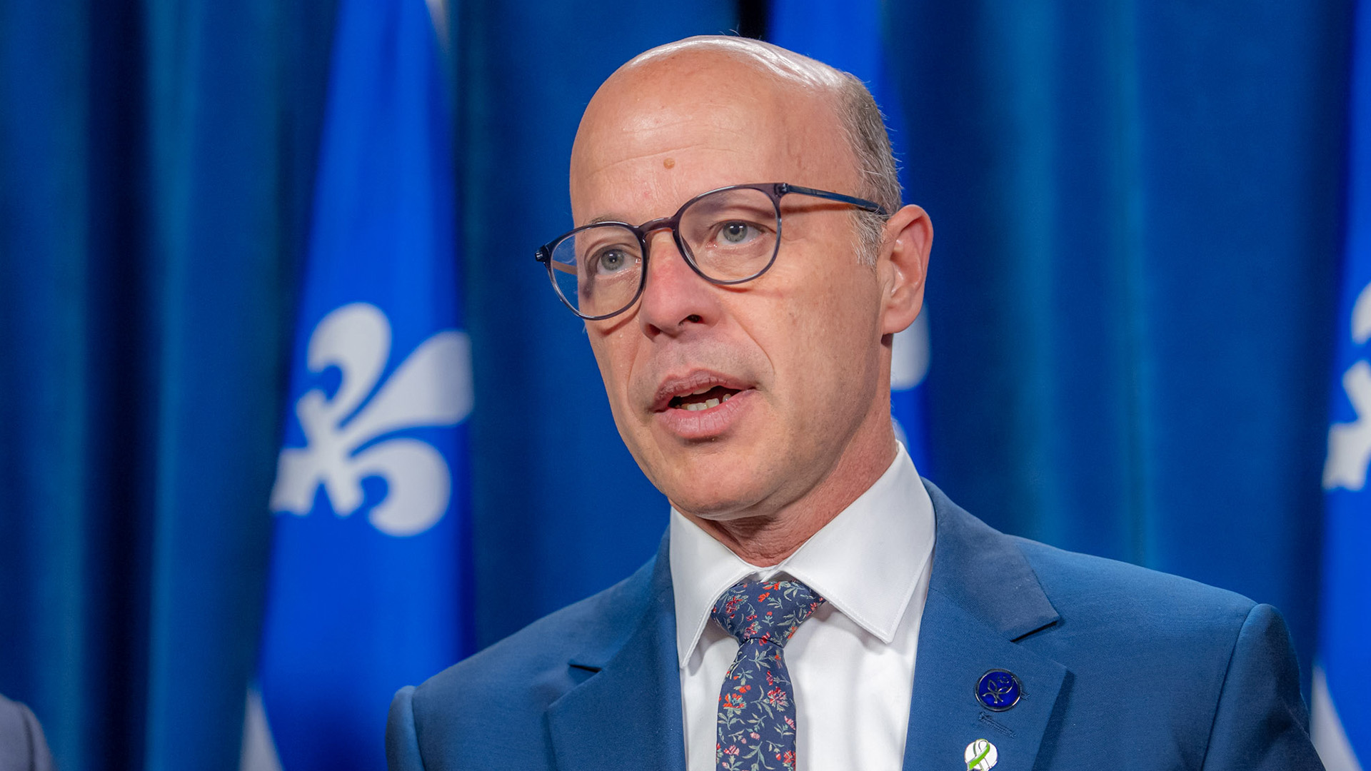 Le député péquiste Joël Arseneau a dénoncé jeudi la décision du gouvernement de permettre à Revenu Québec de puiser dans le nouveau crédit d’impôt remboursable de 2000$ pour le soutien des aînés.