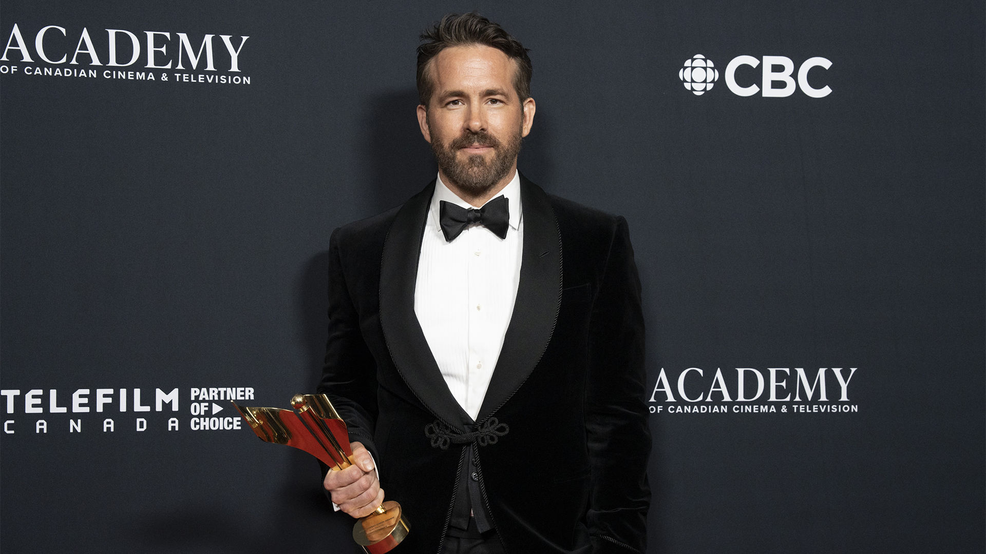 Ryan Reynolds pose avec le prix humanitaire lors de la soirée des prix Comedy and TV Drama Awards aux Canadian Screen Awards, à Toronto, le vendredi 14 avril 2023. 