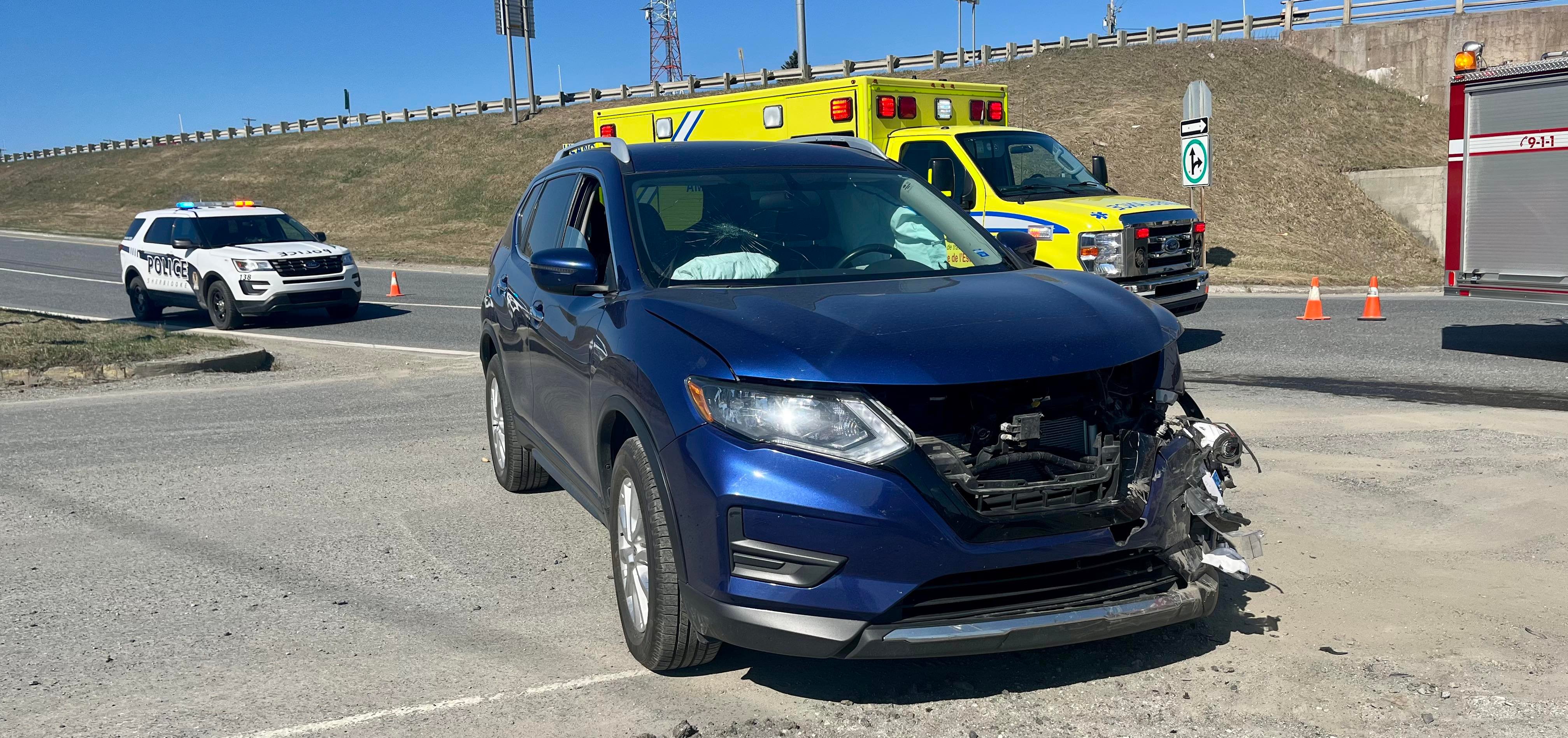 Un des véhicules impliqués dans l'accident survenu dimanche matin à l'intersection du boulevard Bourque et du chemin Rhéaume, à Sherbrooke.