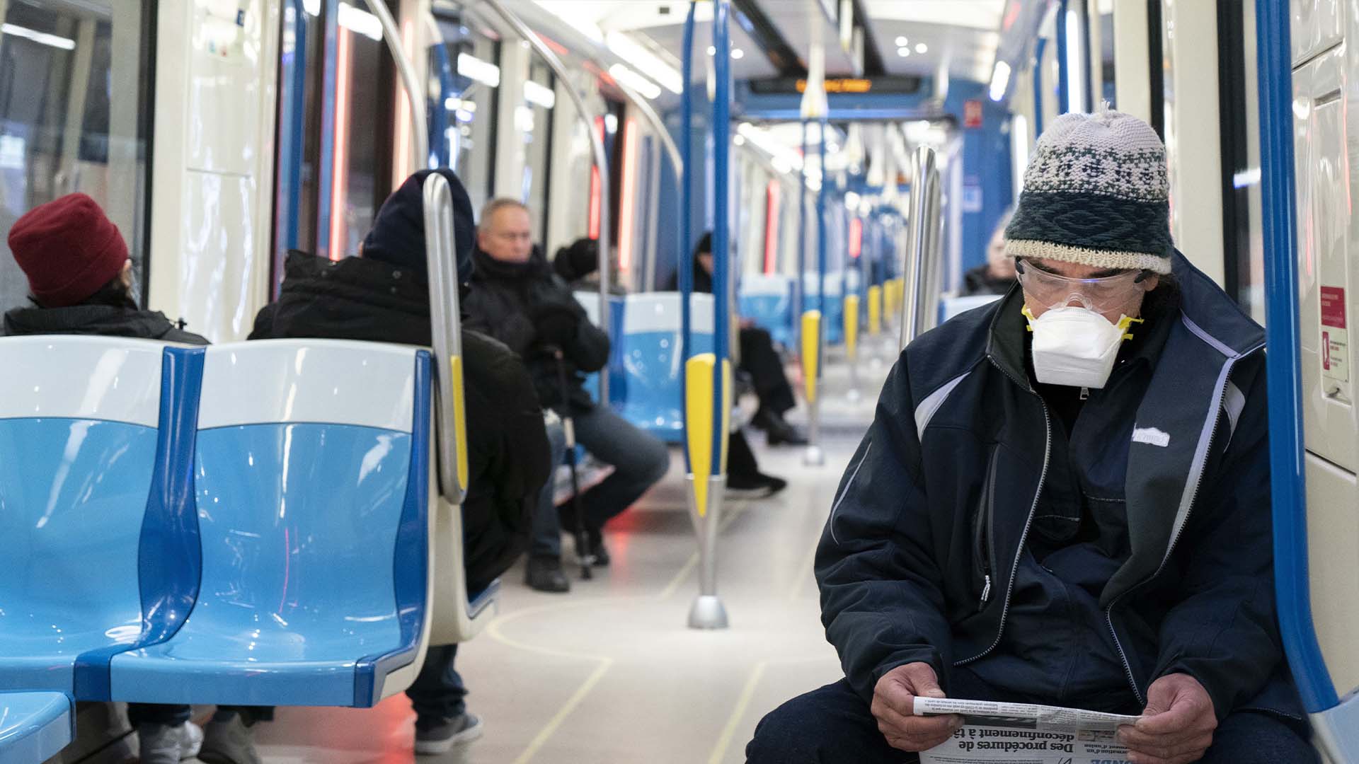 Des personnes dans le métro de Montréal, en avril 2020.