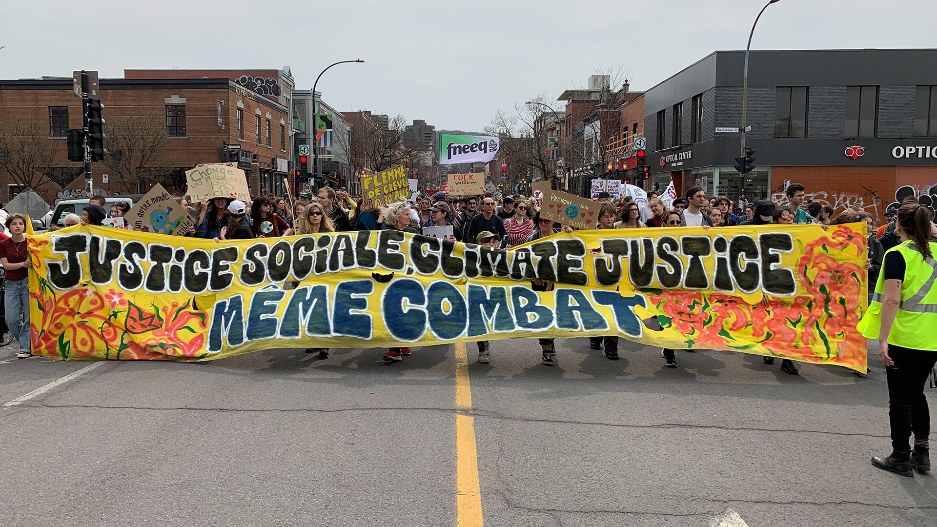 Des milliers de manifestants ont déambulé dans les rues de Montréal, samedi dans le cadre du Jour de la Terre.