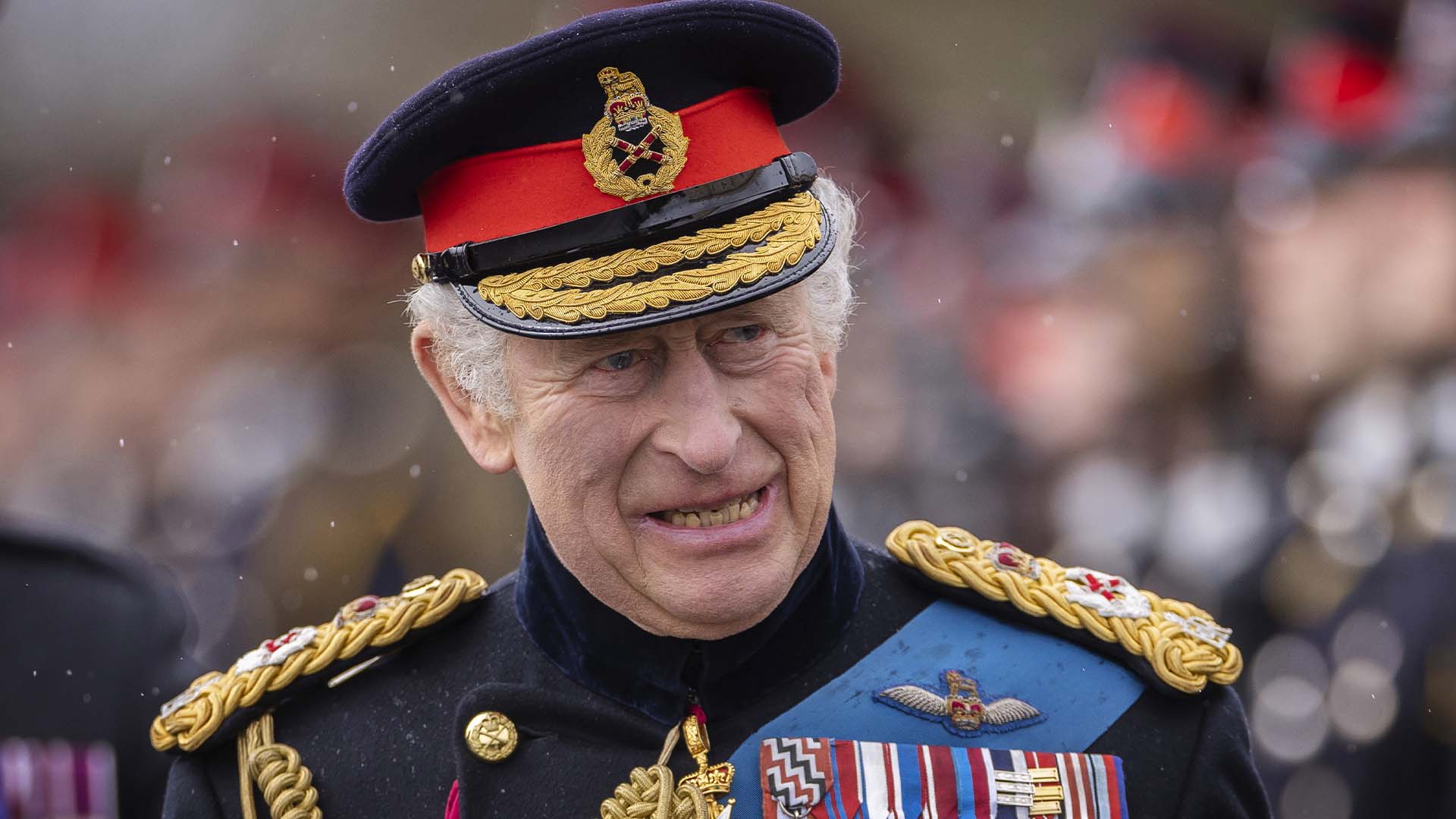 Le roi Charles III inspecte le 200e défilé du souverain à l'Académie militaire royale de Sandhurst, à Camberley, en Angleterre, le 14 avril 2023.