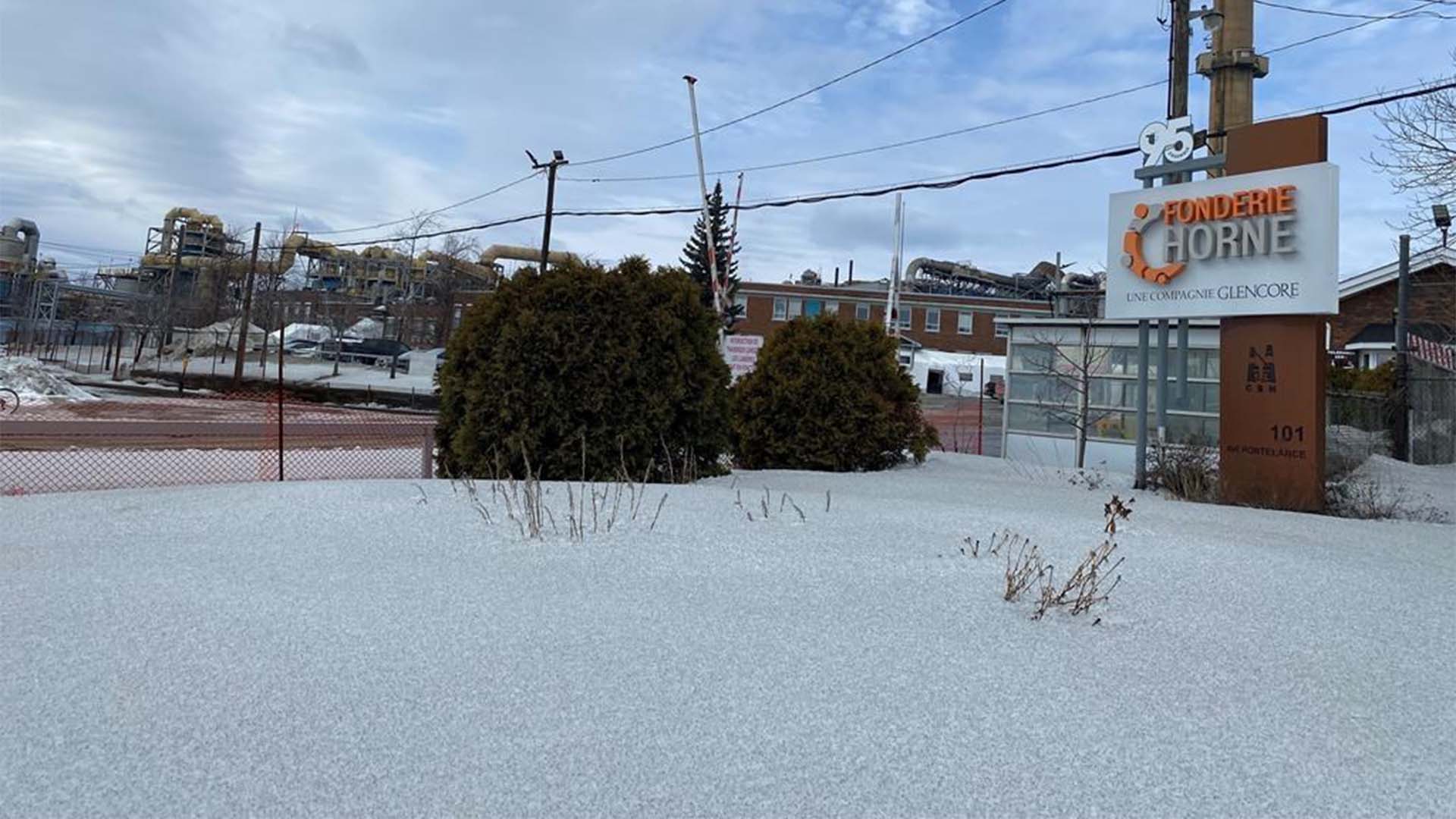 Des particules de cuivre noir sur de la neige devant la Fonderie Horne, à Rouyn-Noranda, au Québec, le 16 mars. 