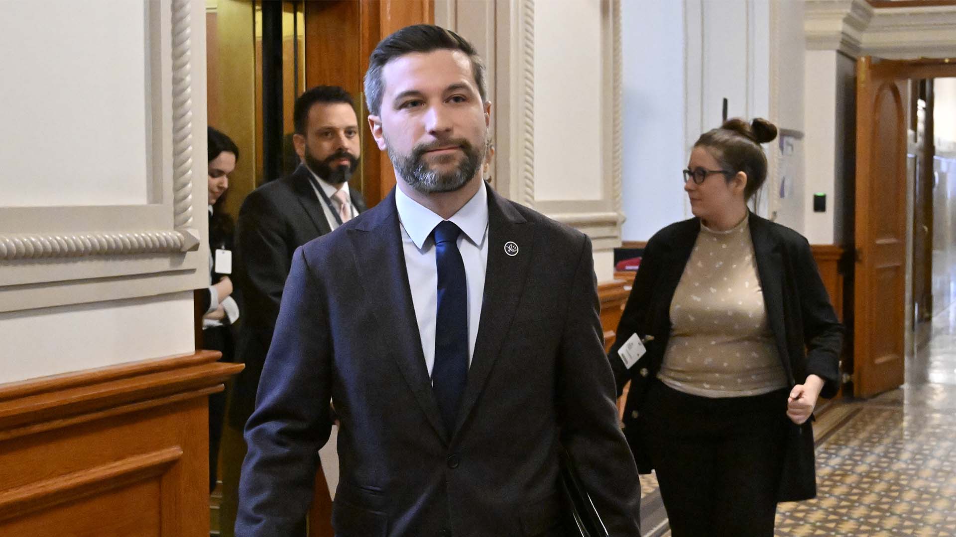 Le chef de Québec solidaire, Gabriel Nadeau-Dubois, se rend à une conférence de presse le mardi 21 mars 2023 à l'Assemblée nationale de Québec.