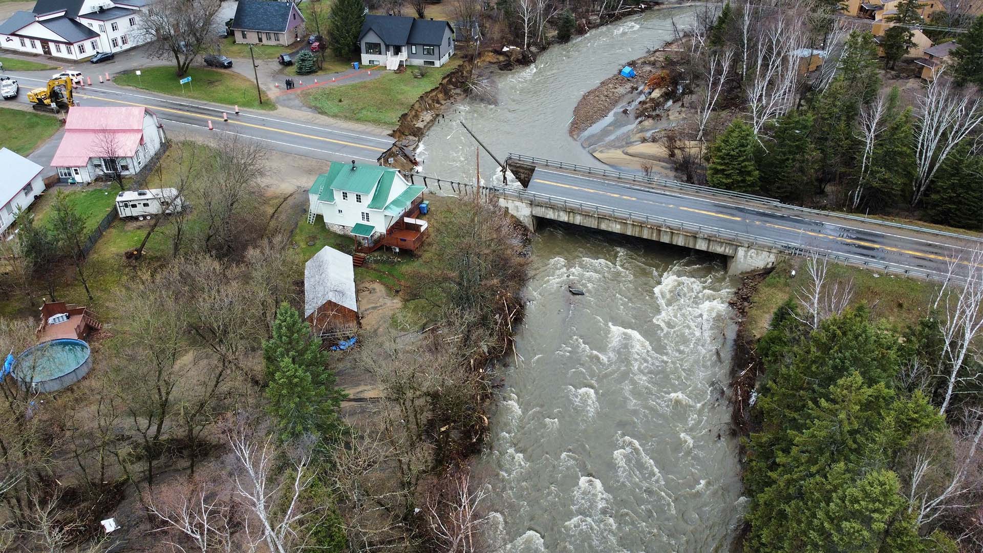 Sur cette image : Une partie de la route s'est affaissée, tout près du camping Le Genévrier, à proximité d'un pont sur la route 138 entre Baie-Saint-Paul et St-Urbain. | Crédit / Noovo Info 