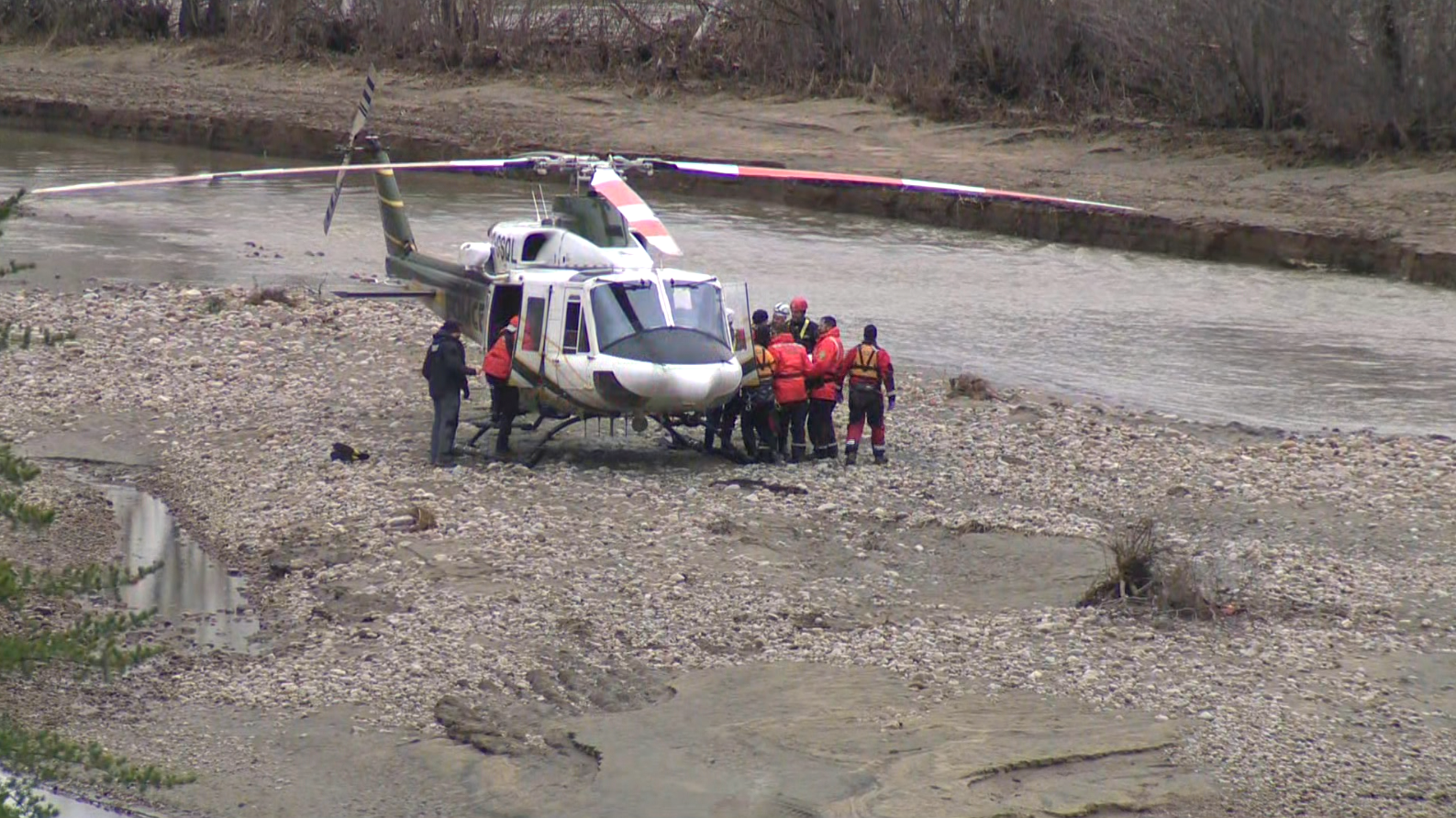 Un hélicoptère de la Sûreté du Québec (SQ) a été dépêché sur les lieux afin d'aider à l'opération de recherche. 