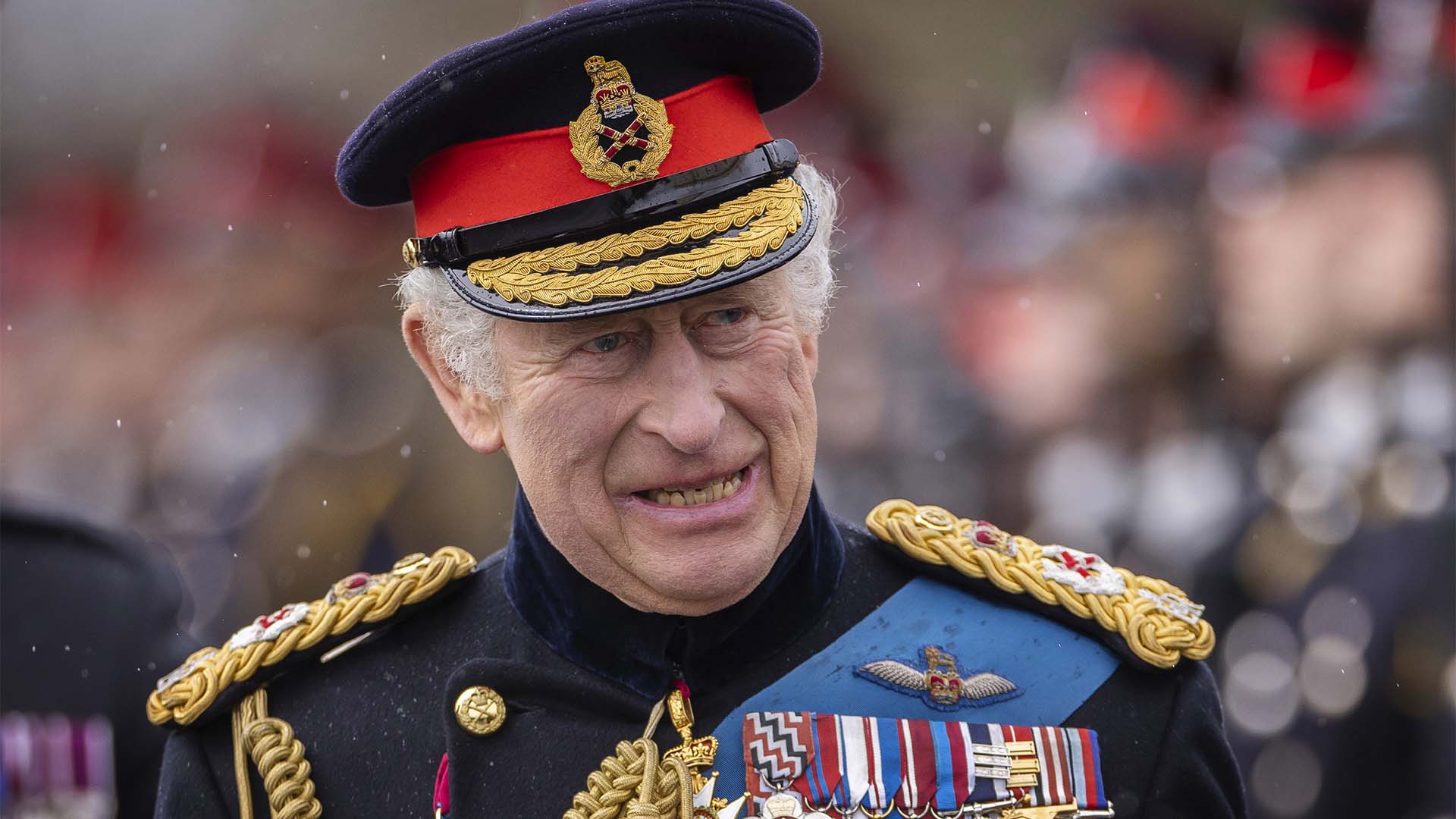 Le roi Charles III  inspecte le défilé du 200e souverain à l'Académie royale militaire de Sandhurst, à Camberley, en Angleterre, le vendredi 14 avril 2023.