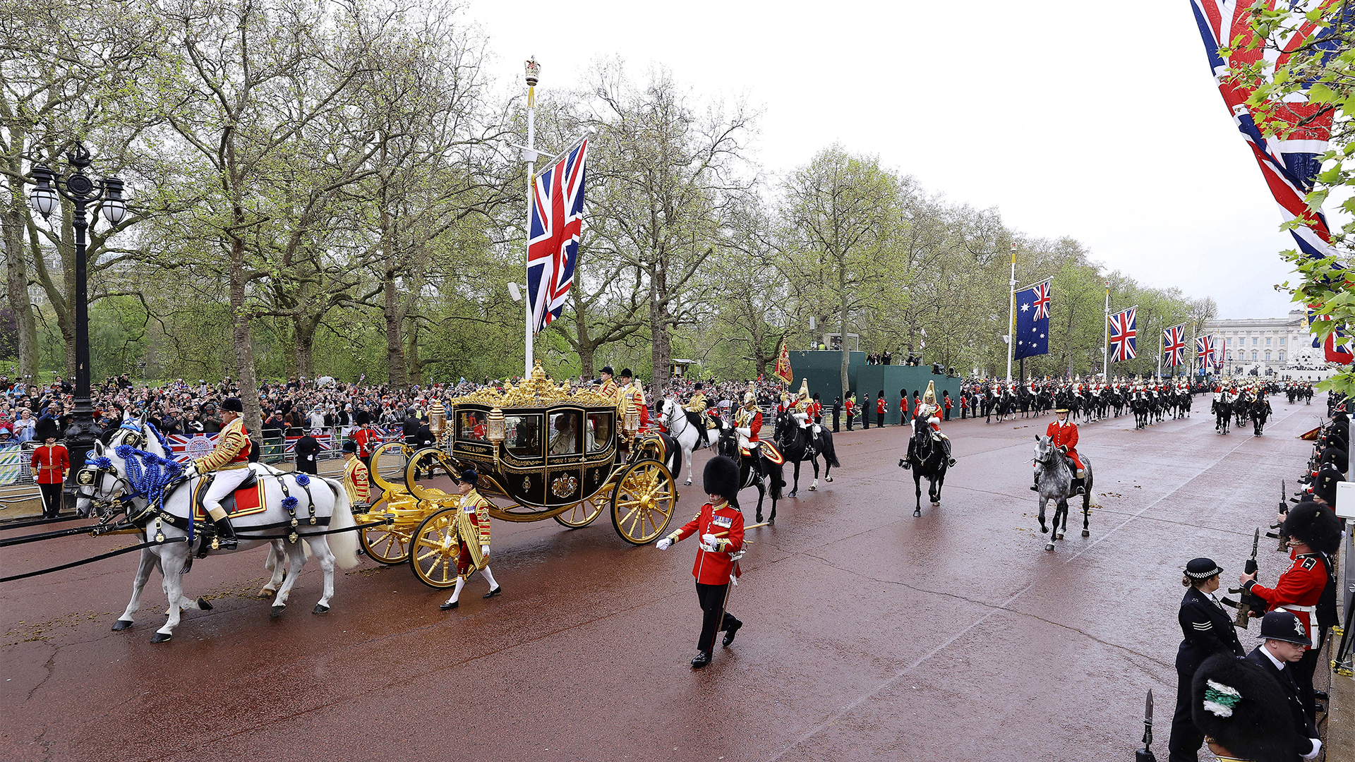 Plus de 2000 invités, des milliers de militaires, des dizaines de milliers de spectateurs et une poignée de manifestants ont convergé vers l’abbaye de Westminster alors que le roi quittait le palais de Buckingham en calèche dorée.