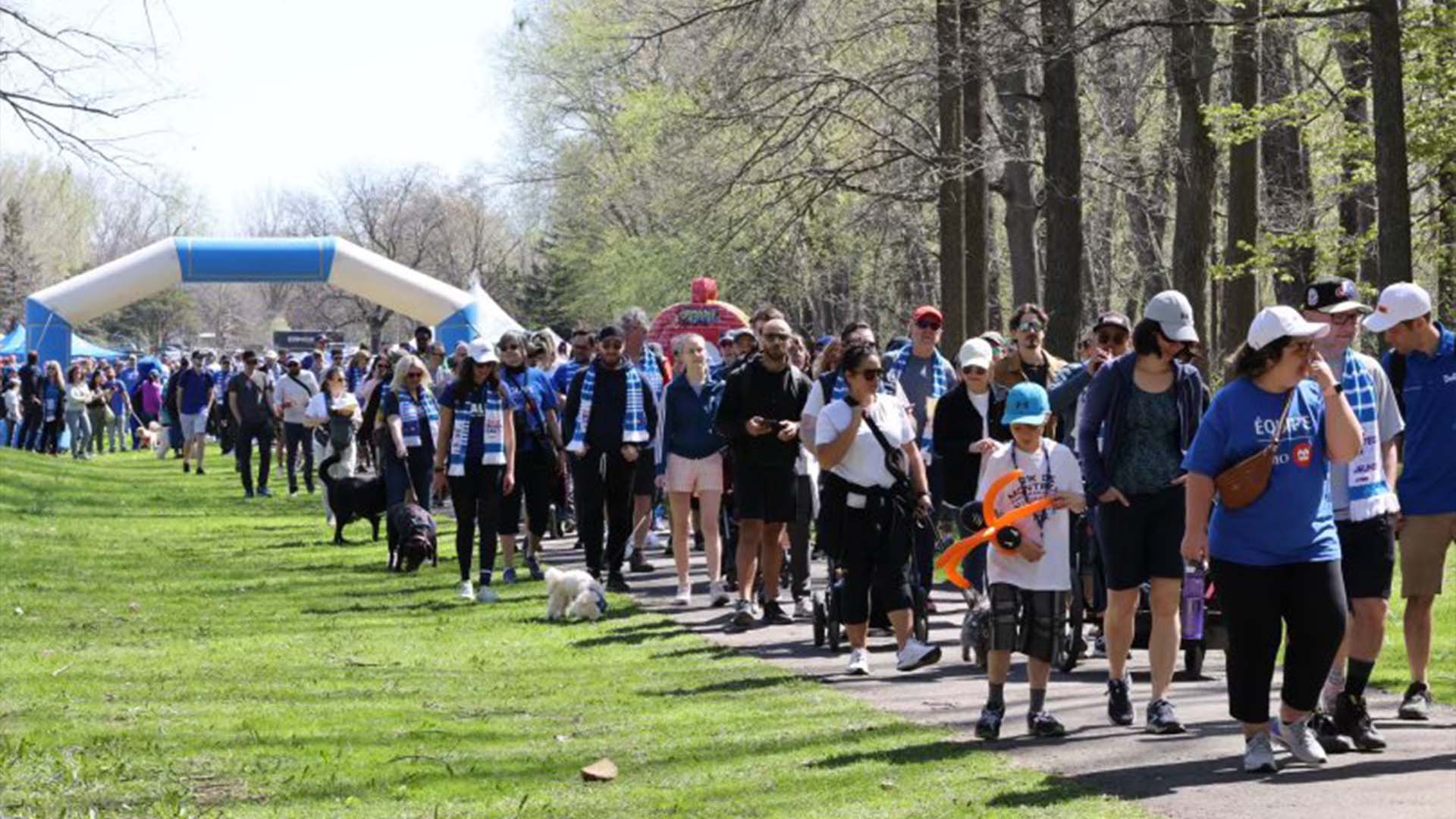 Des personnes ont participé à l'événement au parc Angrignon à Montréal, le 7 mai 2023.