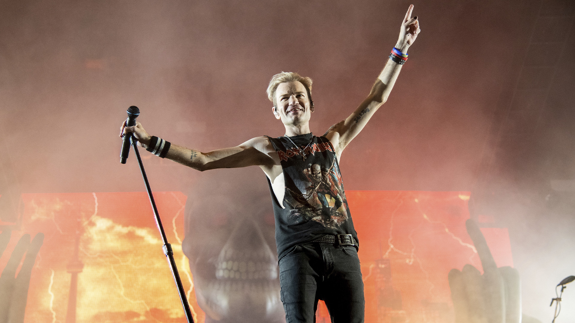 Le chanteur de Sum 41 Deryck Whibley lors d'un spectacle au Festival d'été de Québec en 2022.