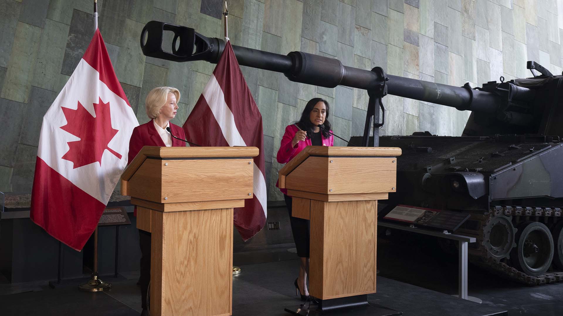 La ministre de la Défense nationale, Anita Anand, et la ministre de la Défense lettonne, Inara Murniece, ont tenu une conférence de presse conjointe au Musée canadien de la guerre, le 10 mai 2023 à Ottawa.