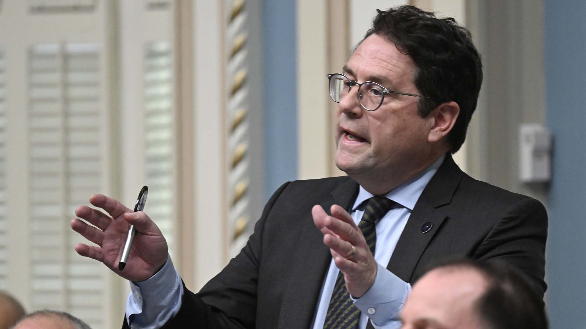 Le ministre de l'Éducation, Bernard Drainville, répond à l'opposition pendant la période de questions, à l'Assemblée législative de Québec, le 9 mai 2023. 