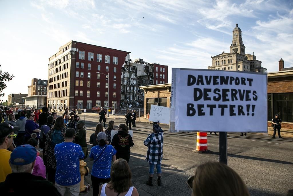 Cinq personnes sont toujours portées disparues, mardi en Iowa, à la suite de l'effondrement partiel, dimanche, d'un immeuble à Davenport, ont déclaré mardi des responsables municipaux.