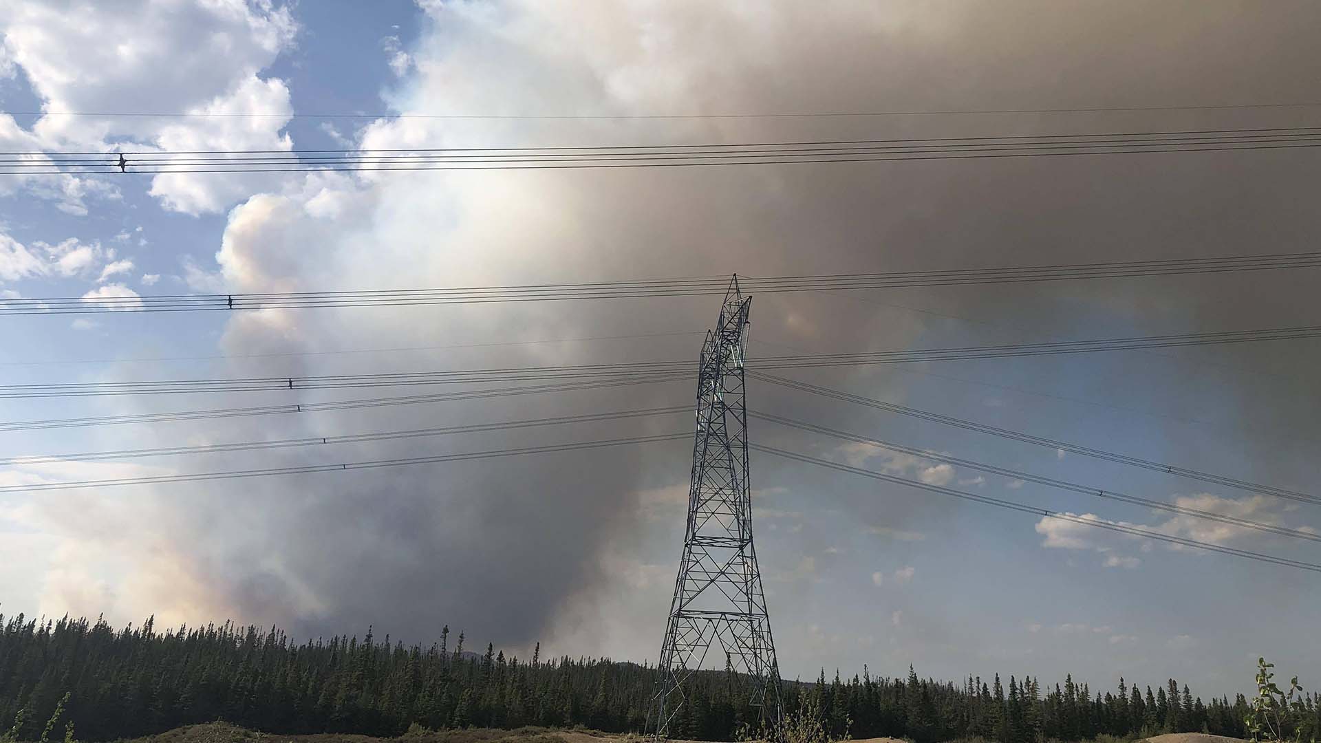 De la fumée jaillit de feux de forêt en périphérie de Sept-Îles, le 2 juin 2023.