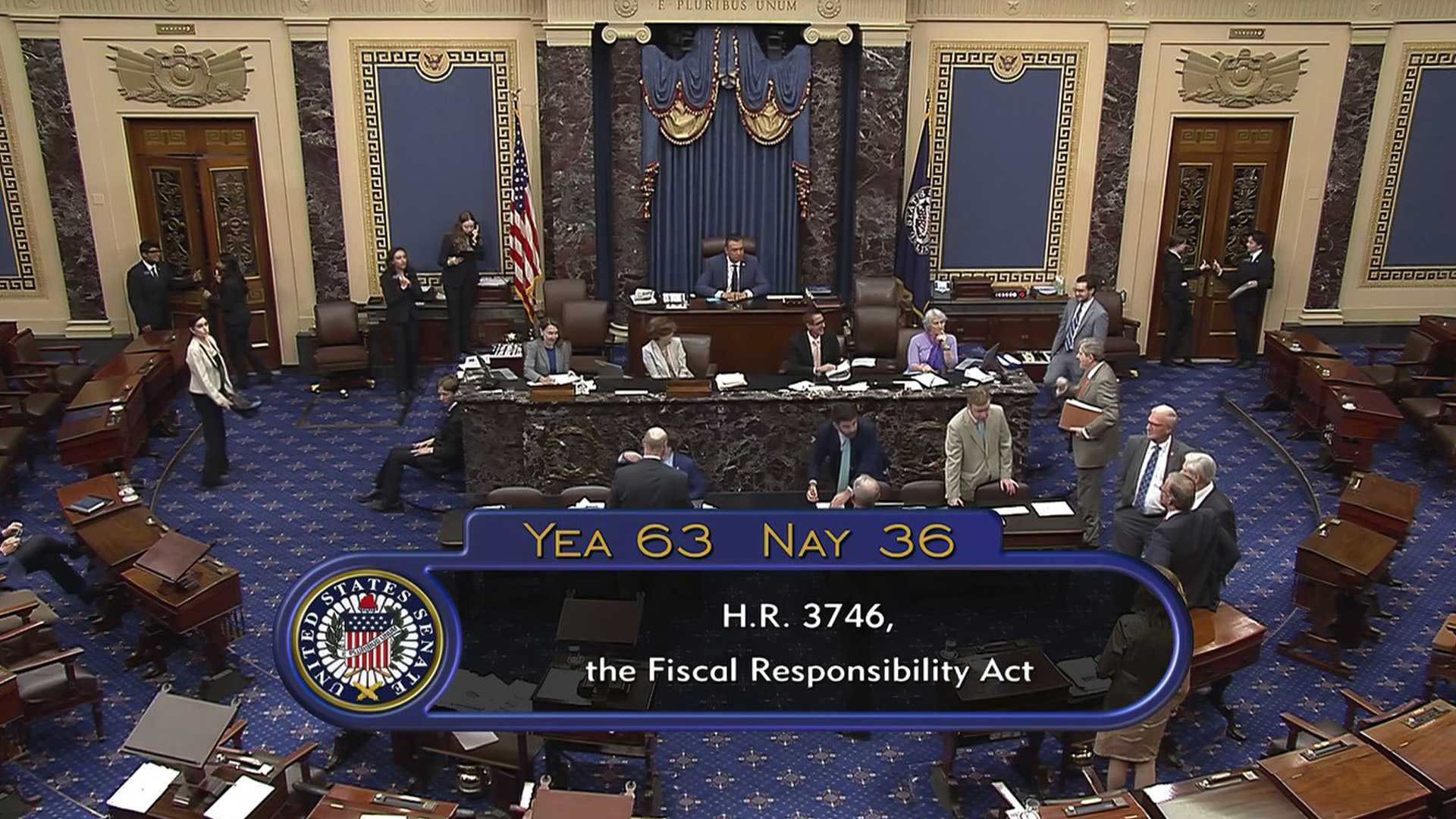 Dans cette image de la télévision du Sénat, le vote final de 63 voix contre 36 montre l'adoption du projet de loi visant à relever le plafond de la dette jeudi soir, 1er juin 2023, au Sénat au Capitole de Washington. Le président Joe Biden devrait signer rapidement le projet de loi qui évitera le défaut de paiement.