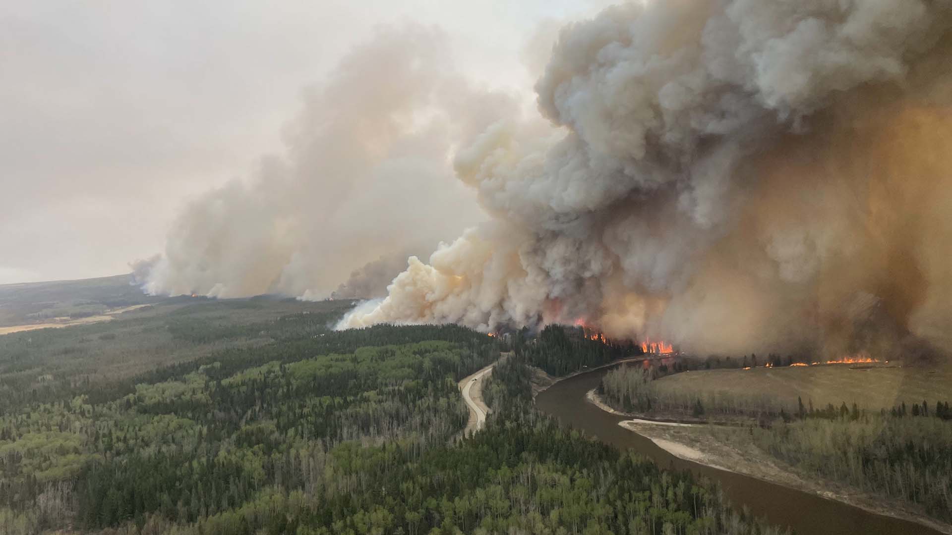 Un grand feu de forêt se propageait sur cette image fournie par le gouvernement de l'Alberta.