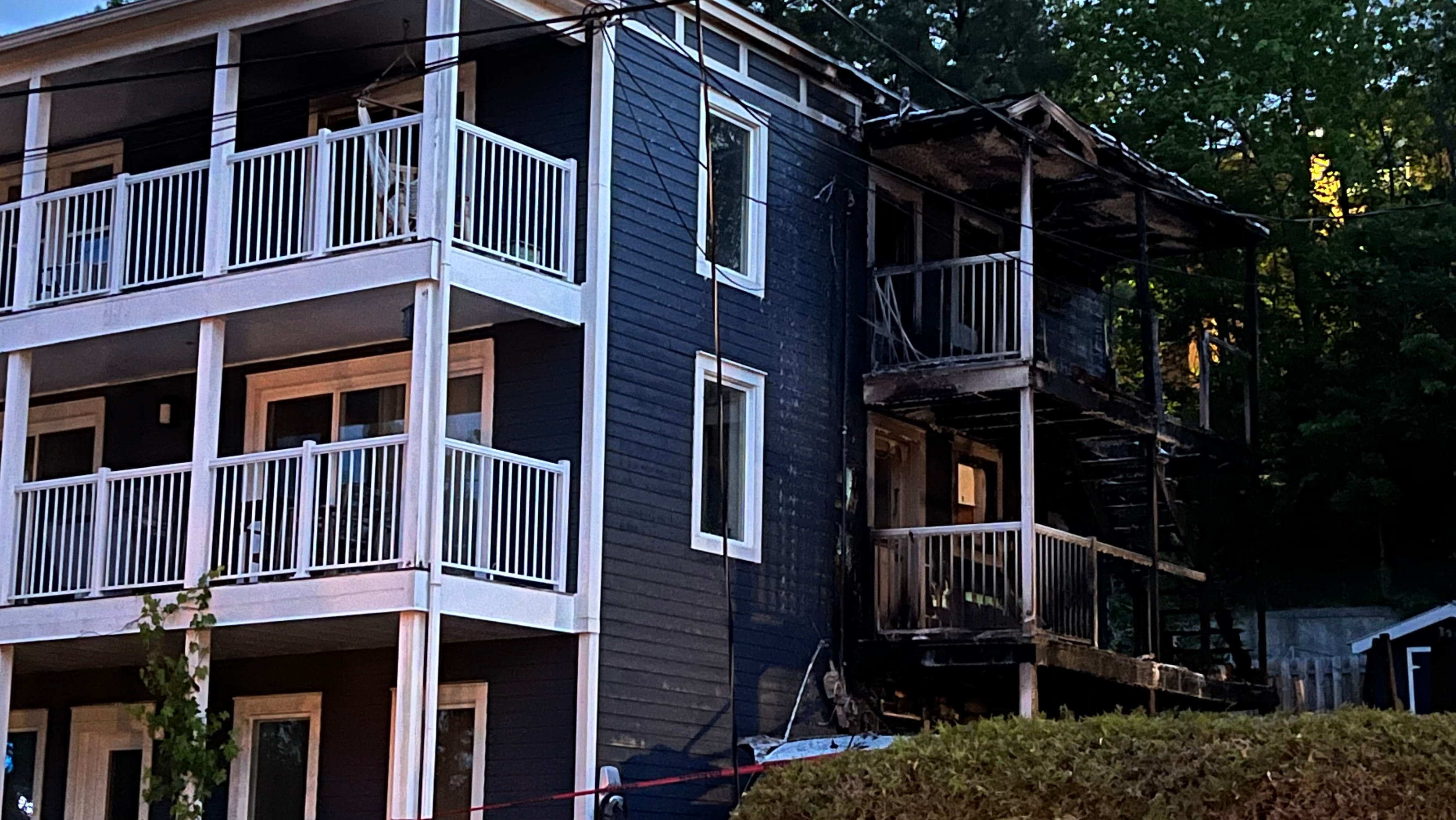 Une partie du bâtiment a été endommagée en raison des flammes.