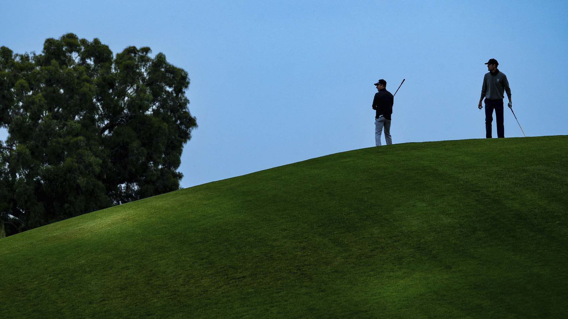 Des golfeurs sur le parcours vallonné du Hillcrest Country Club lors de la dernière ronde de qualification pour le championnat de golf de l'US Open. 