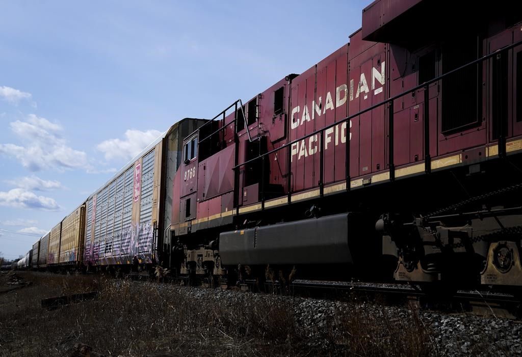 Un juge de la Cour fédérale a reconnu coupable Canadian Pacific Kansas City Limited d'outrage au tribunal en lien avec des cas d'heures travaillées excessives pour certains employés.