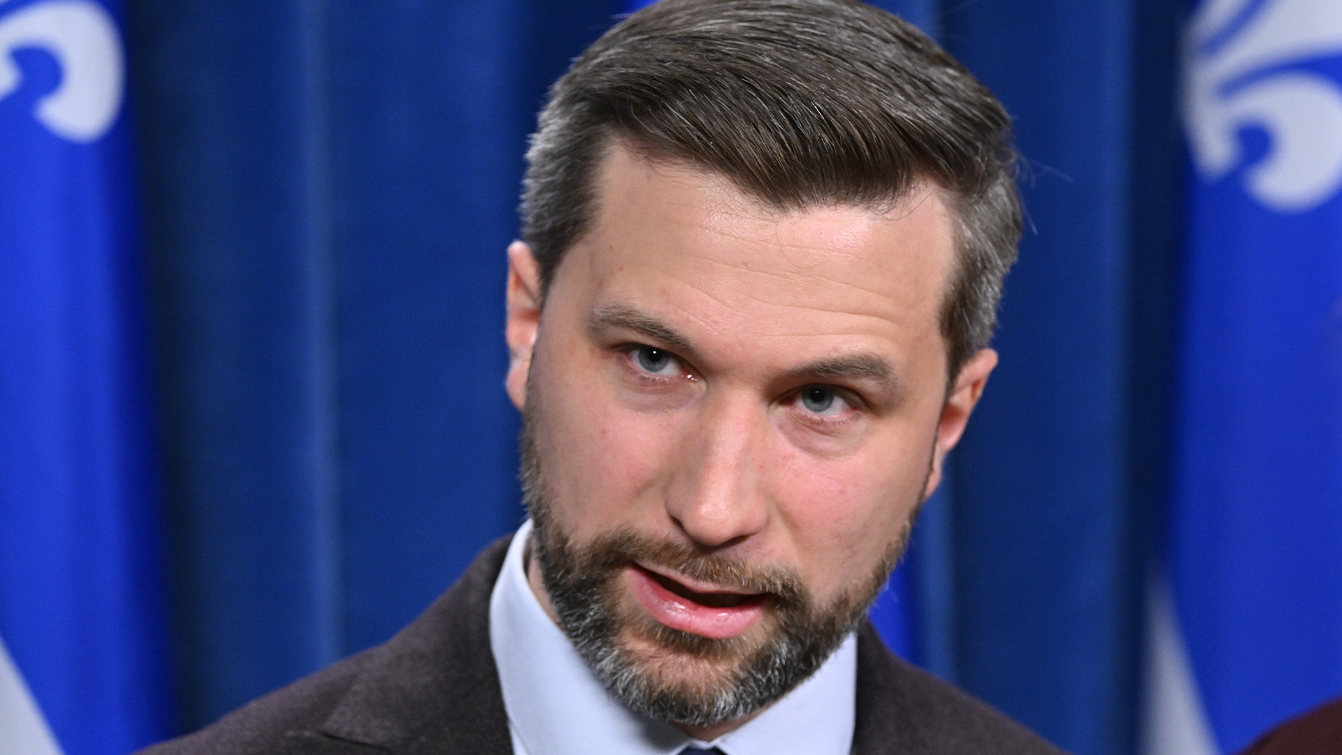 Le chef de Québec solidaire, Gabriel Nadeau-Dubois, prend la parole lors d'une conférence de presse le mardi 21 mars 2023 à l'Assemblée législative de Québec.